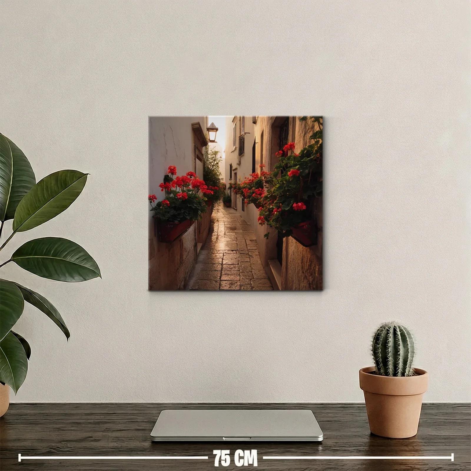 Callejón Mediterráneo con Flores Rojas en Atardecer Cálido — miniatura 2