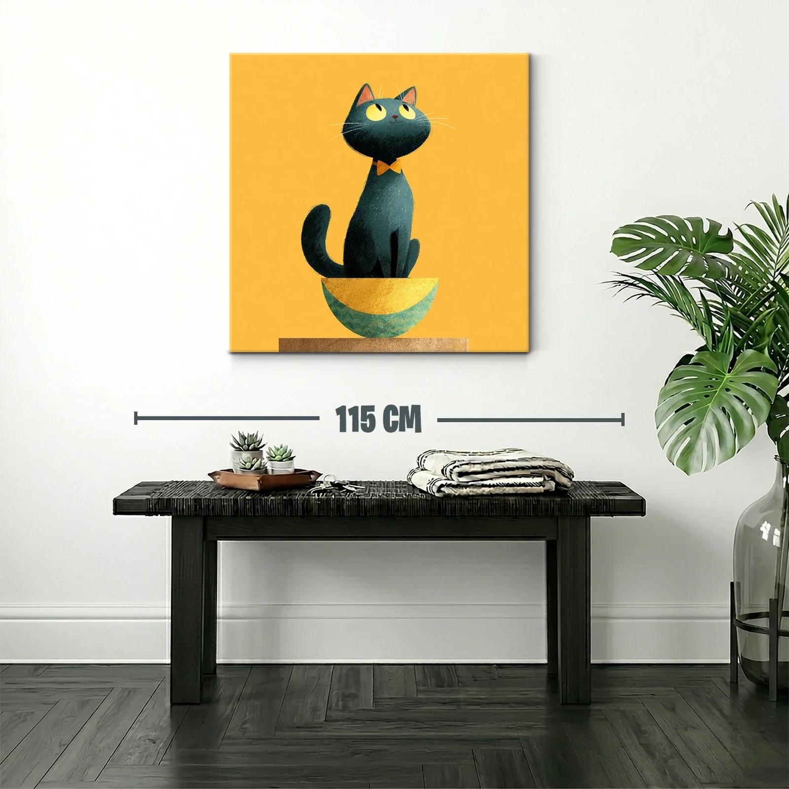 Encantador gato negro en cuenco sobre fondo amarillo vivo — miniatura 2
