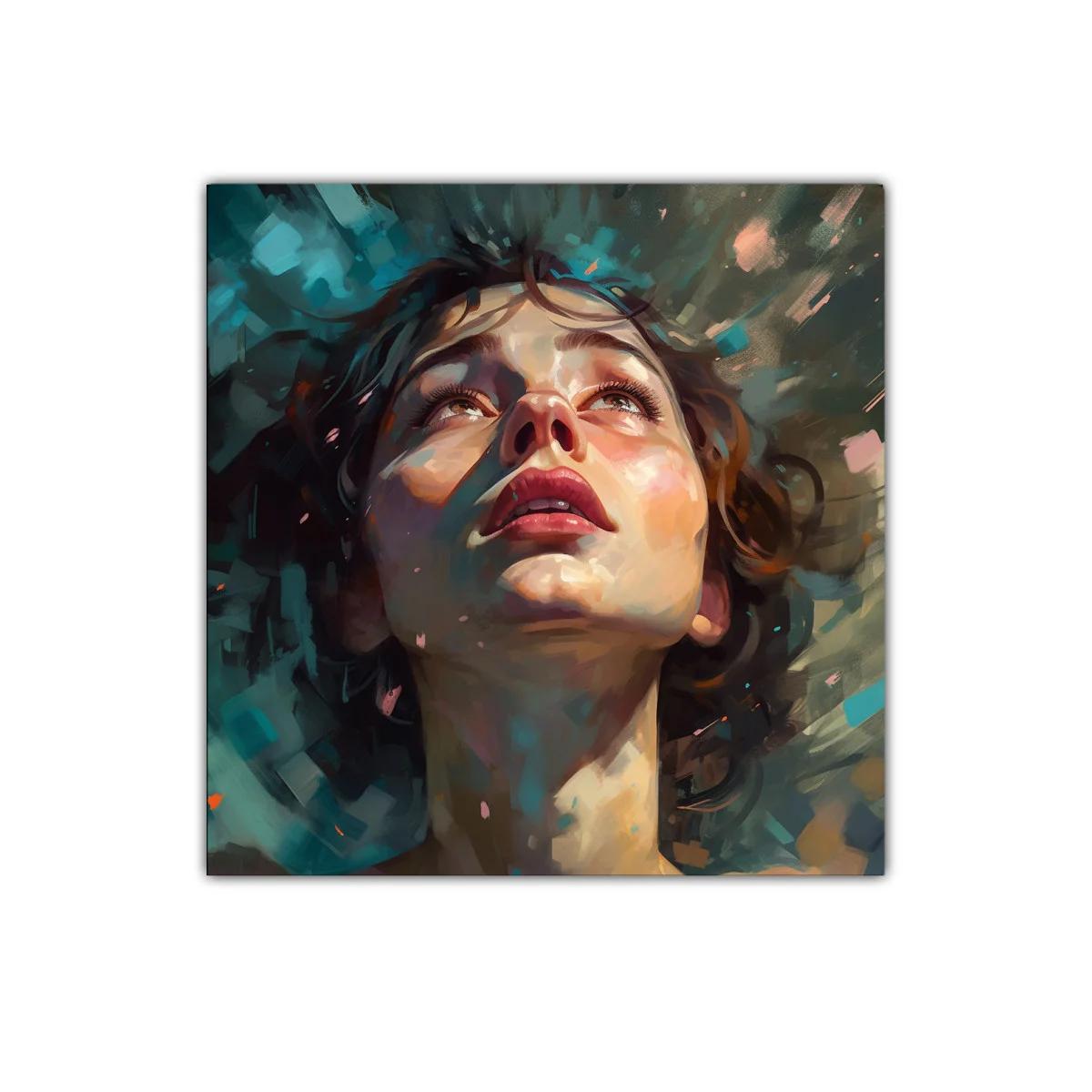 Retrato expresivo de mujer mirando hacia el cielo