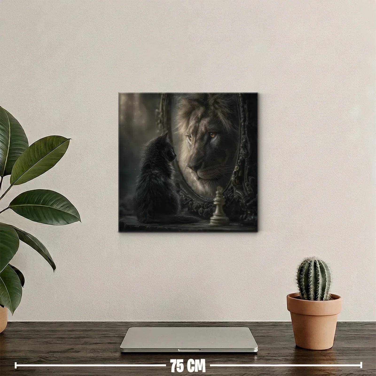 Gato negro mirando león en espejo con ajedrez artístico — miniatura 2