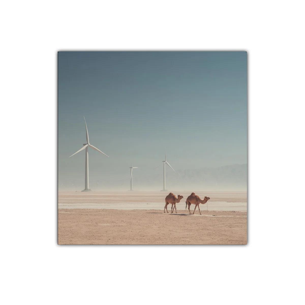 Paisaje Desértico con Camellos y Molinos de Viento — imagen principal