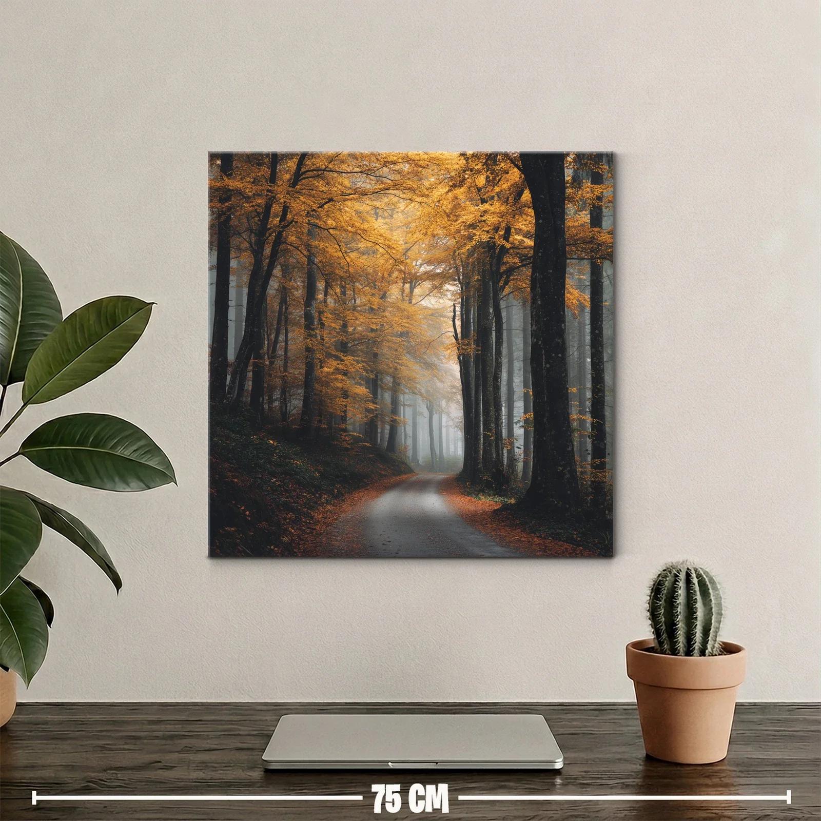 Camino entre árboles dorados en bosque otoñal brumoso — miniatura 2
