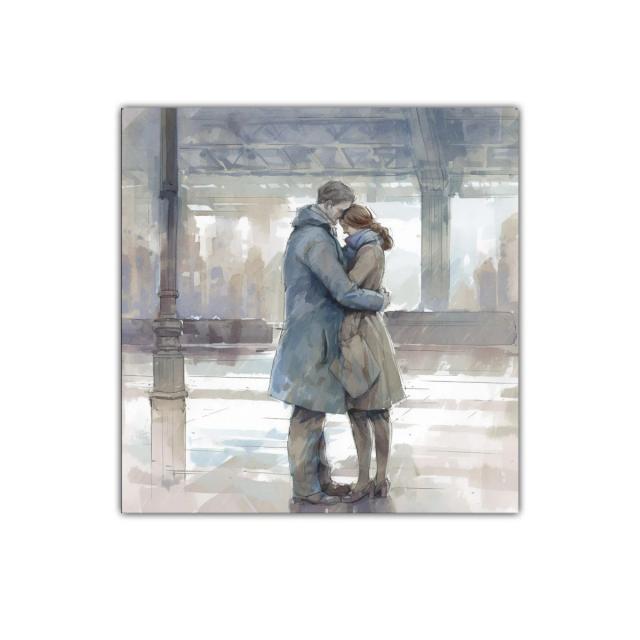 Abrazo íntimo en estación con tonos suaves