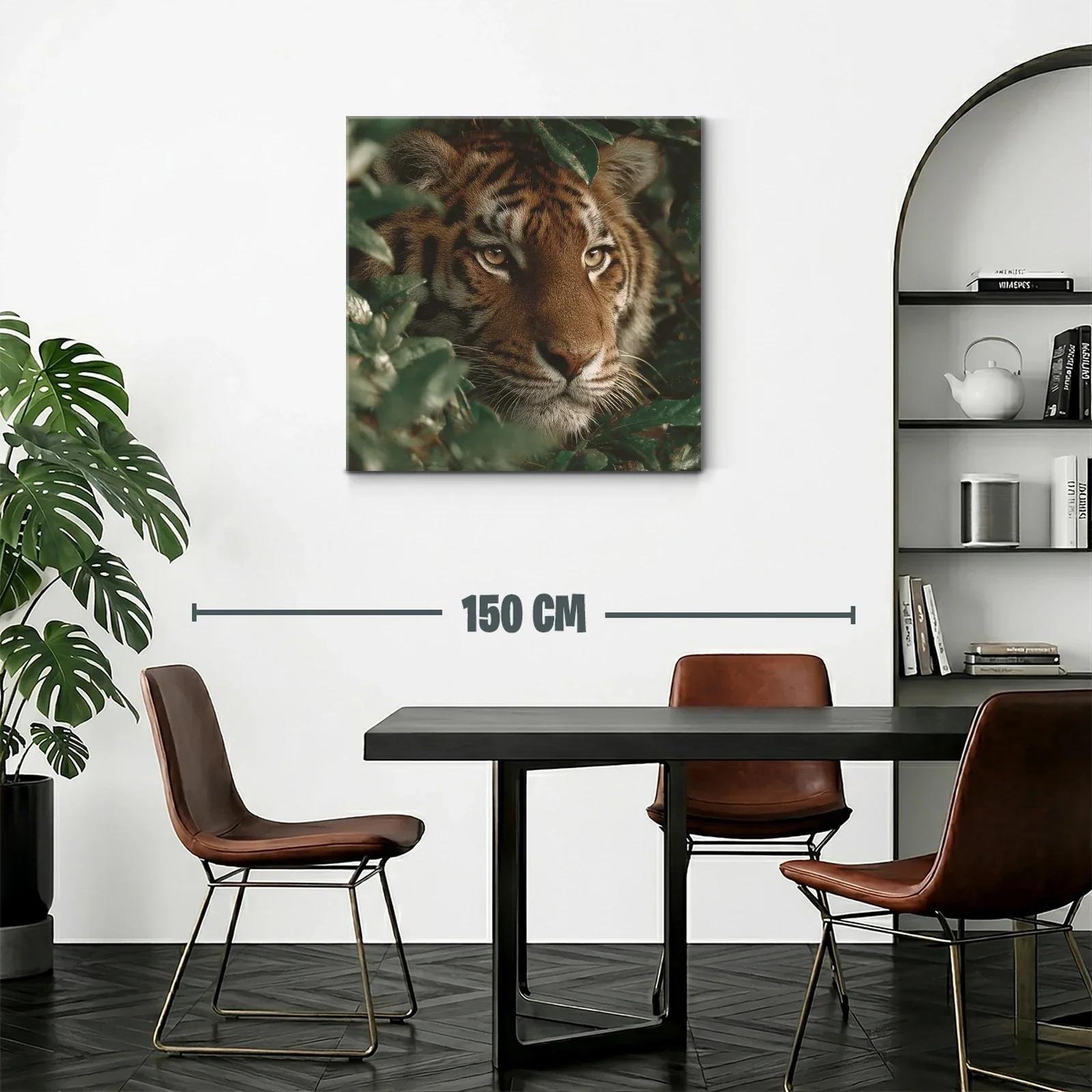 Mirada intensa de tigre entre follaje verde — miniatura 2