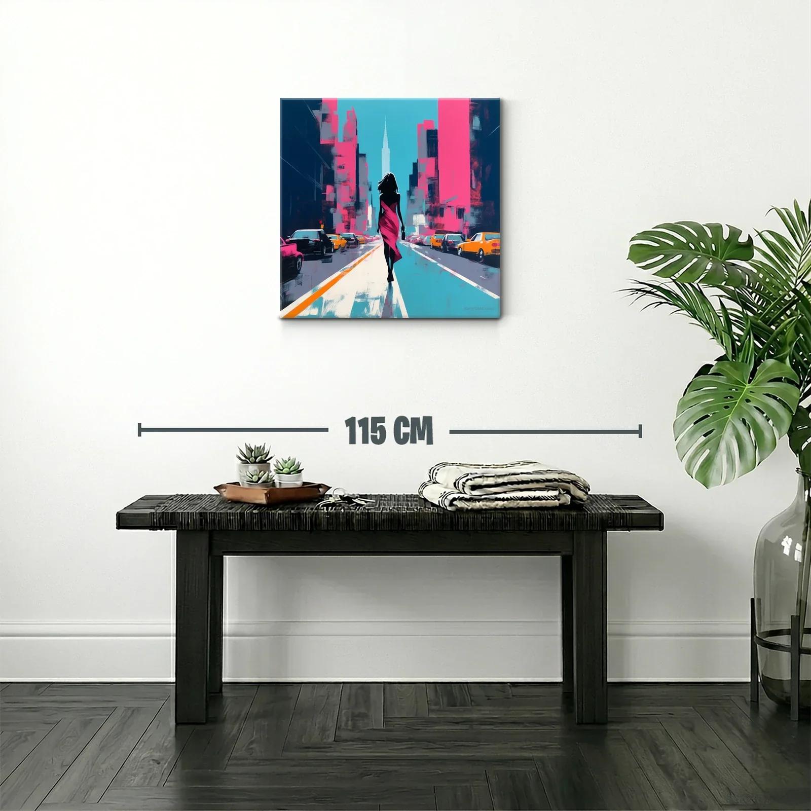 Mujer en vestido fucsia caminando por ciudad vibrante — miniatura 2