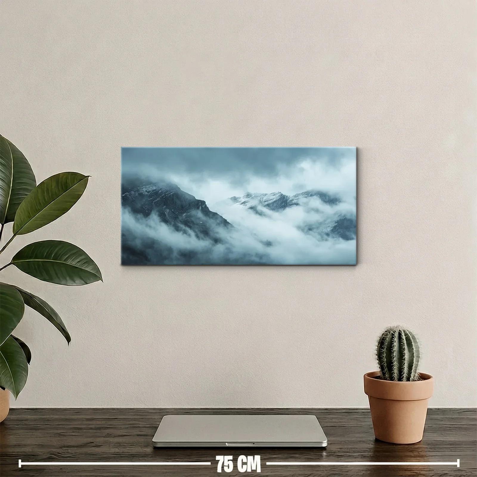Cuadro montañas nevadas entre niebla con nubes bajas — miniatura 2