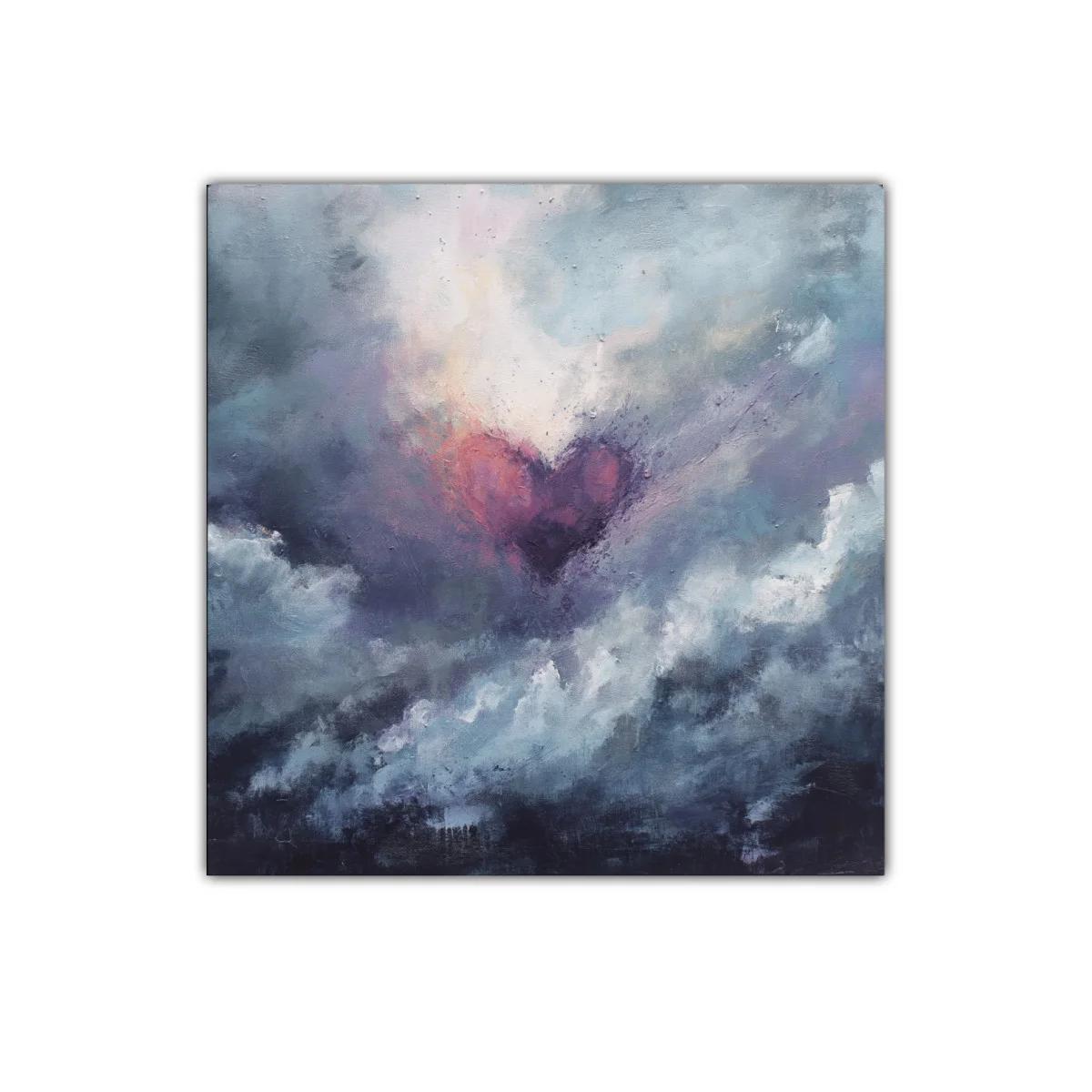 Corazón entre nubes en tonalidades suaves y dramáticas — imagen principal