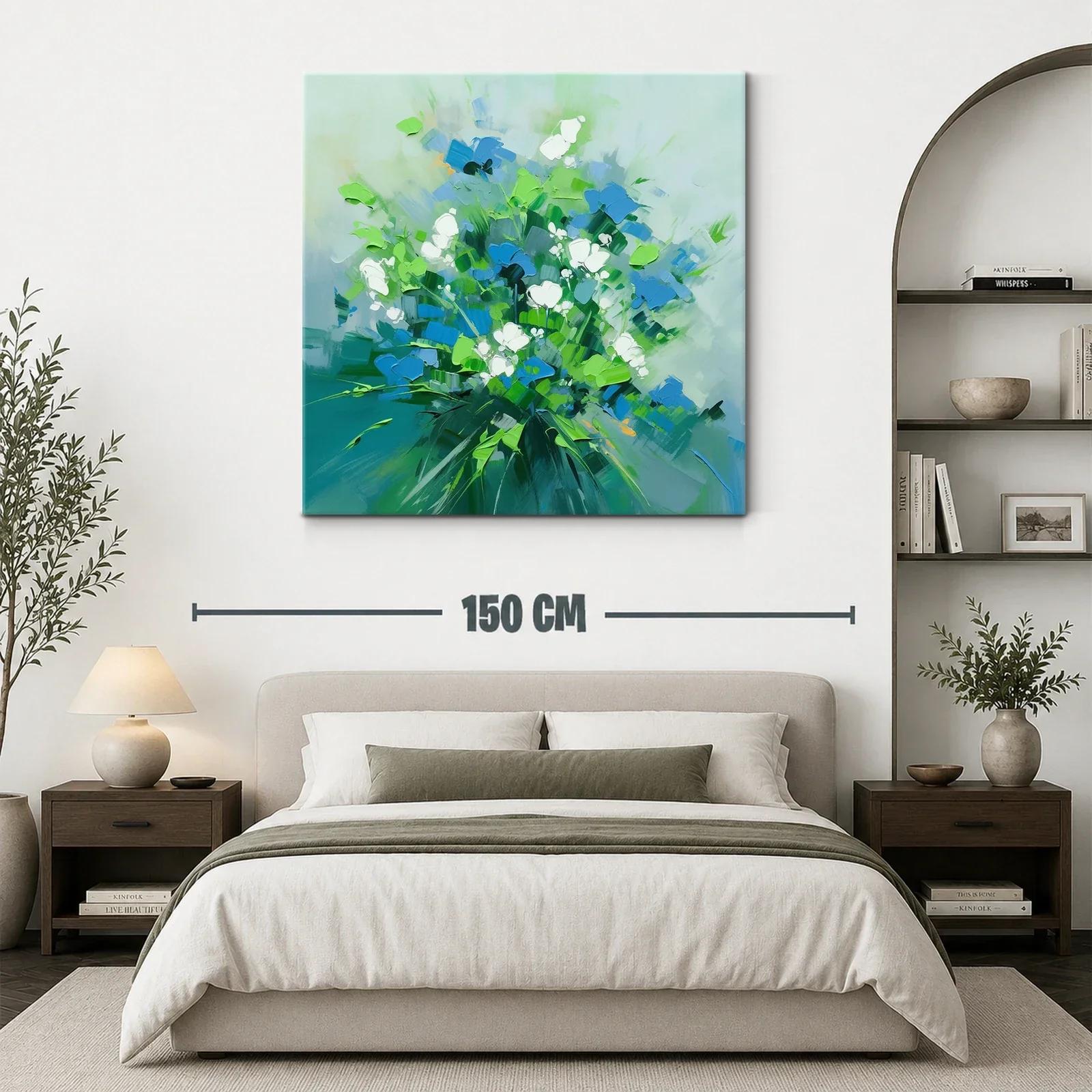 Bouquet vibrante con flores azules y blancas sobre fondo suave — miniatura 3