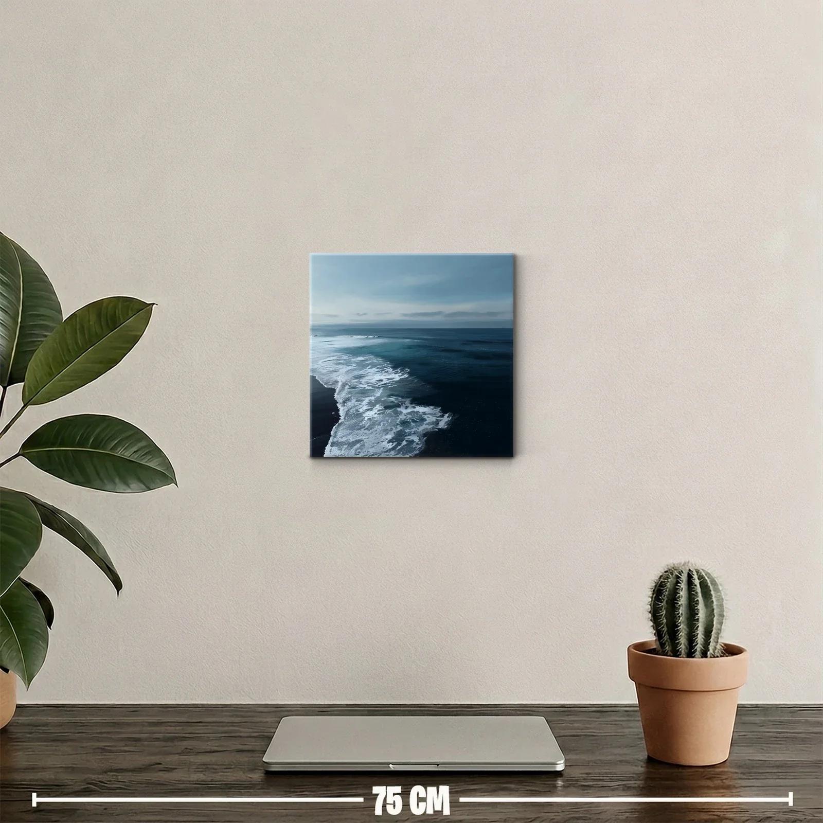 Mar en calma al atardecer con oleaje suave y cielo azul — miniatura 2