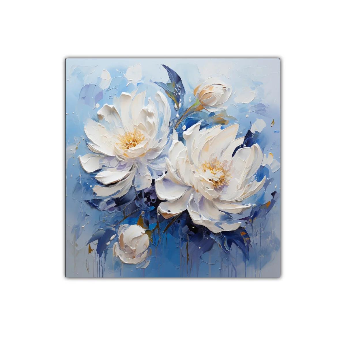 Flores blancas sobre fondo azul en vibrante composición floral — imagen principal