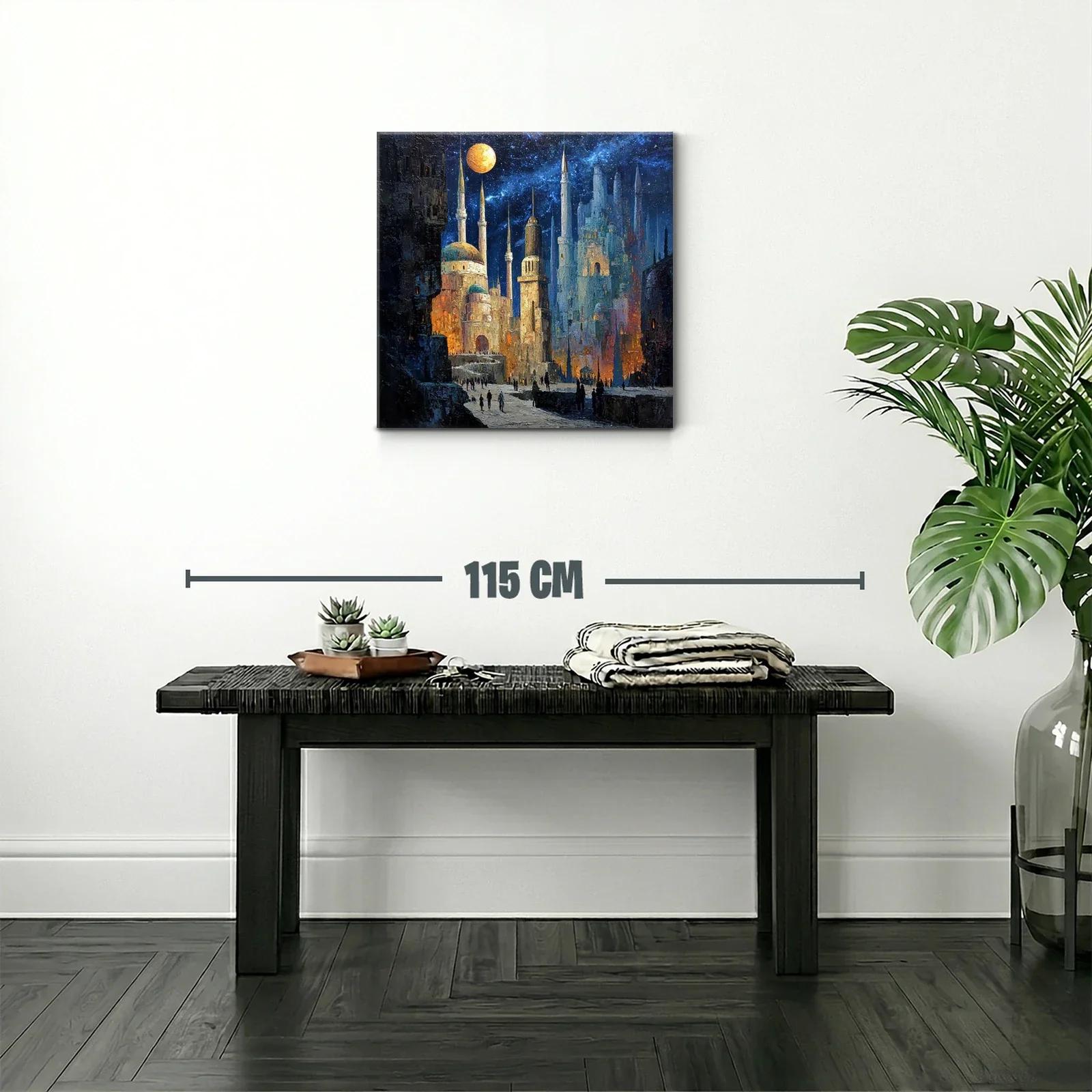Paisaje urbano nocturno con luna brillante y edificios antiguos — miniatura 2