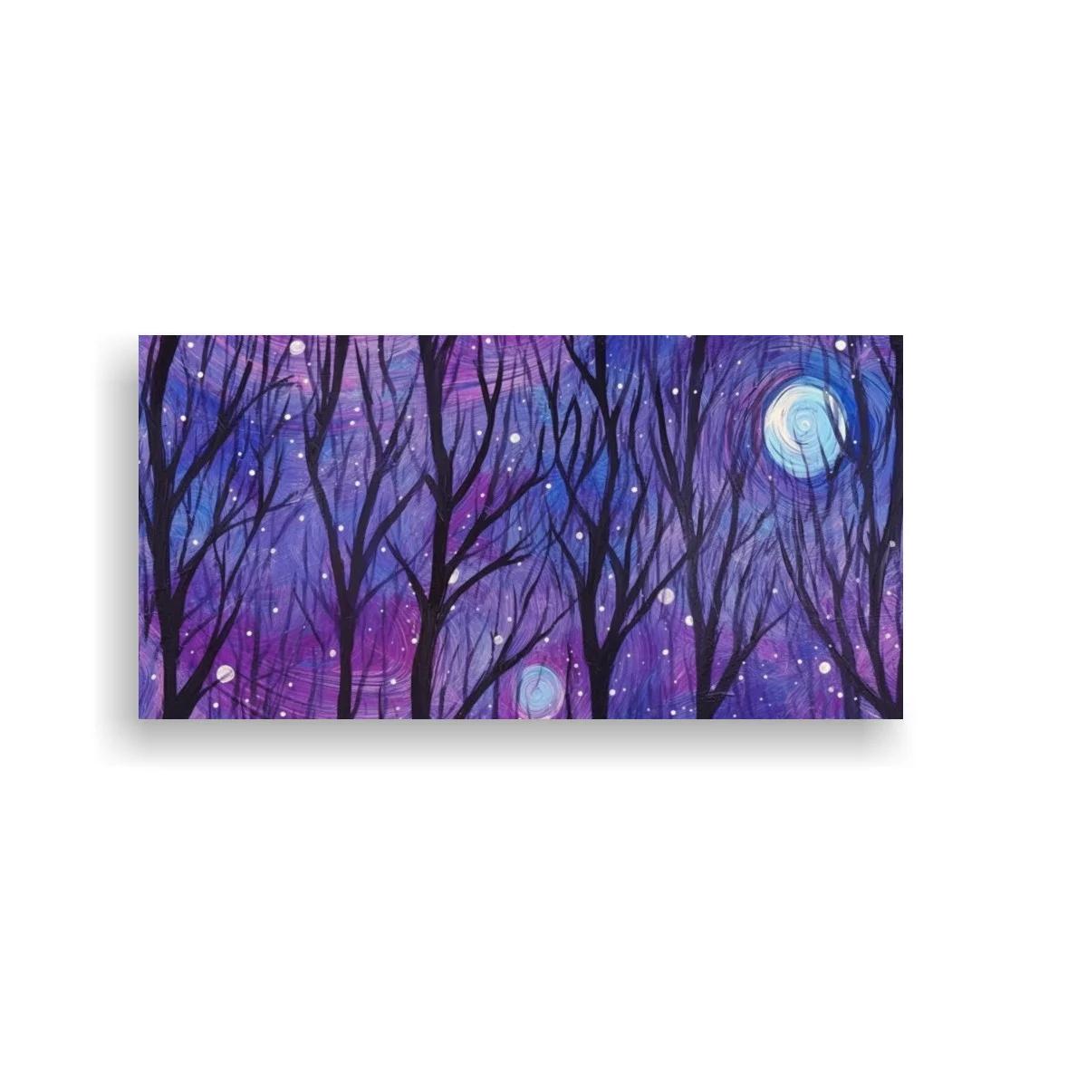 Cuadro bosque de árboles sin hojas bajo la luna con suelo púrpura