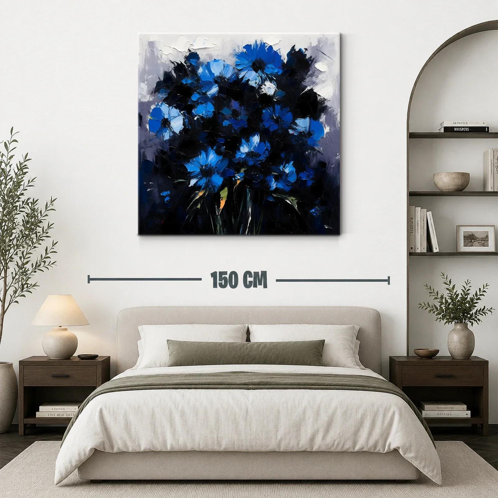 Ramo de flores azules vibrantes sobre fondo oscuro — miniatura 3