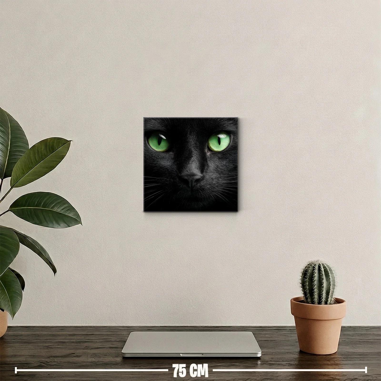 Impactante rostro de gato negro con ojos verdes intensos — miniatura 2