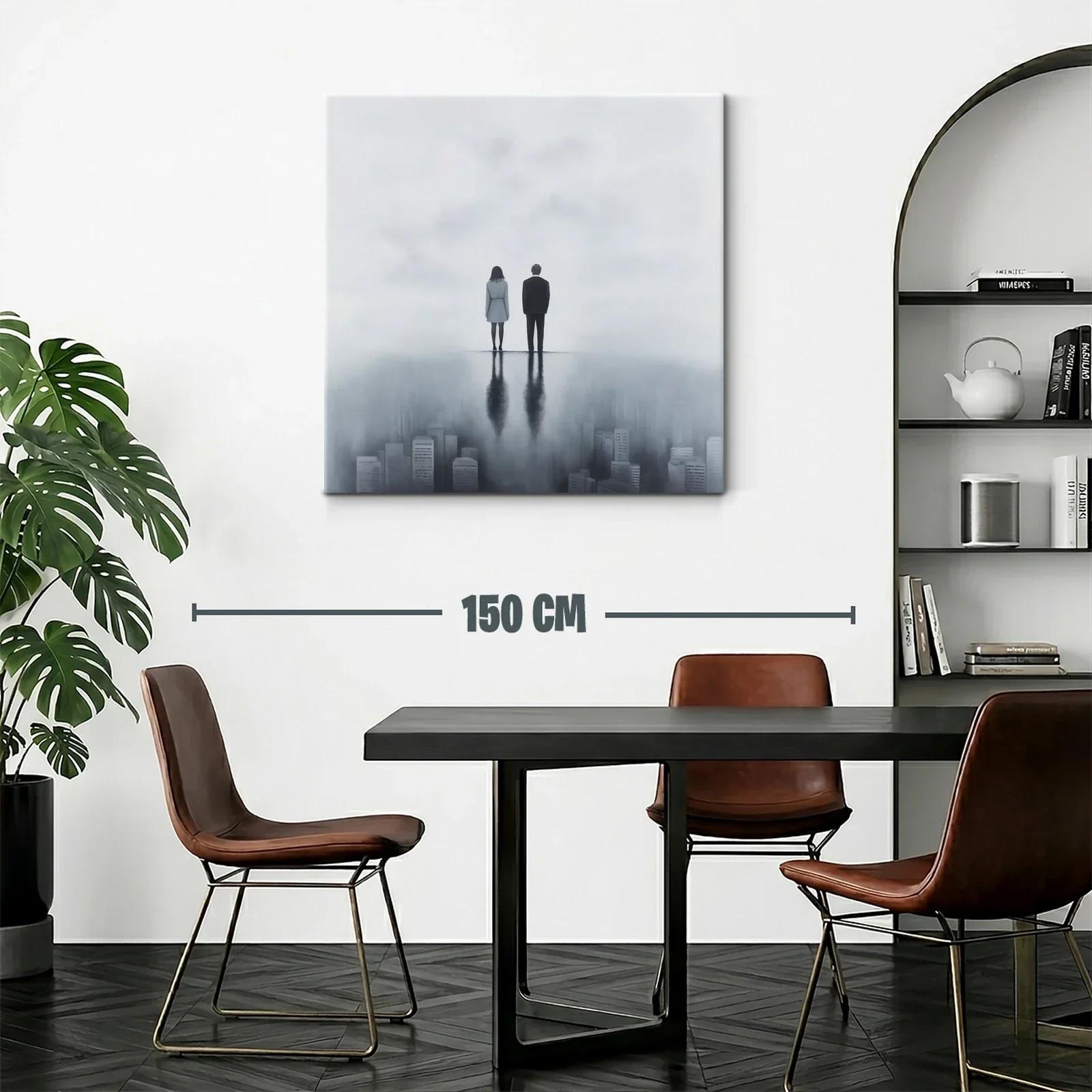 Figura contemplativa sobre ciudad nebulosa en tonos grises — miniatura 2