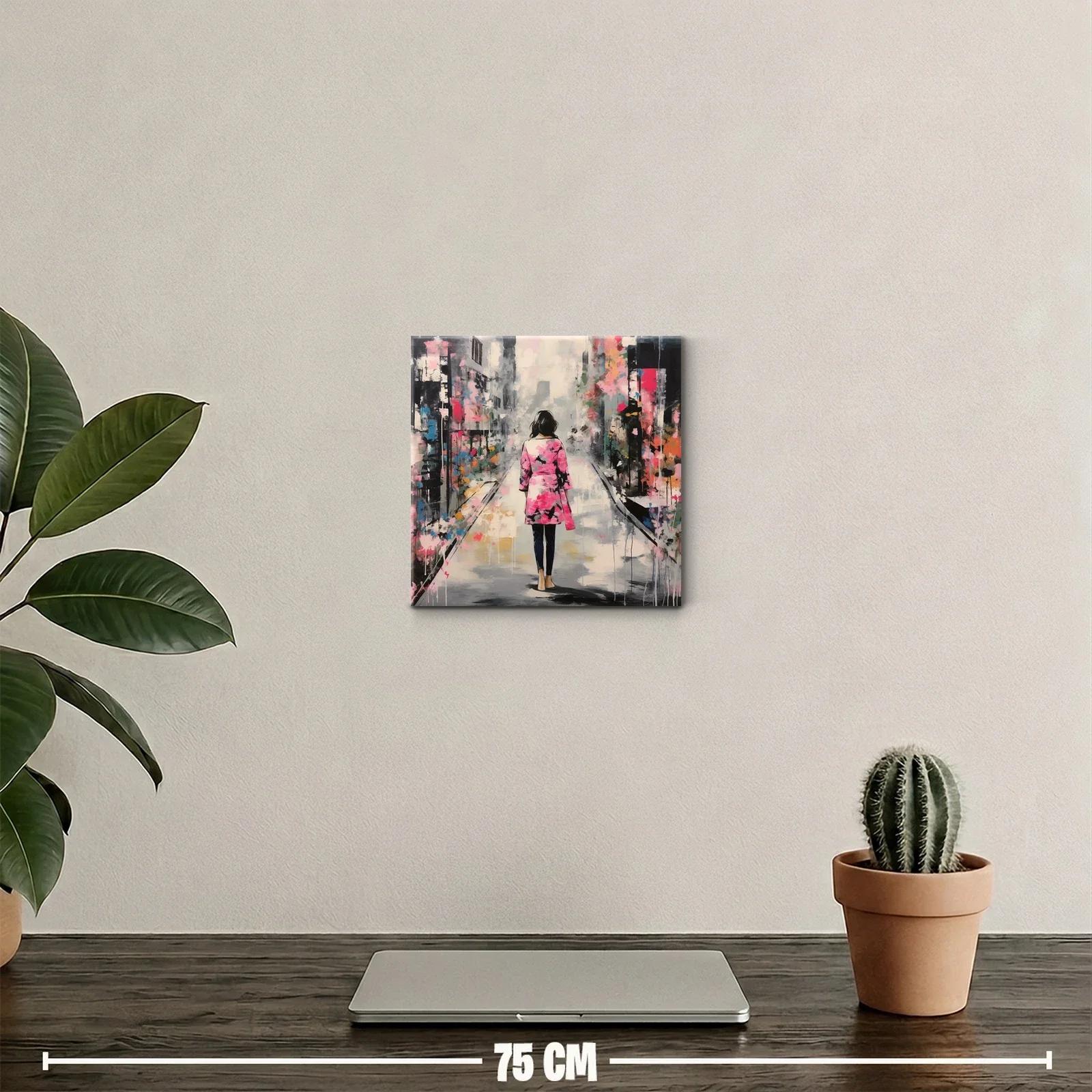Mujer caminando entre colores vibrantes y sombras urbanas — miniatura 2