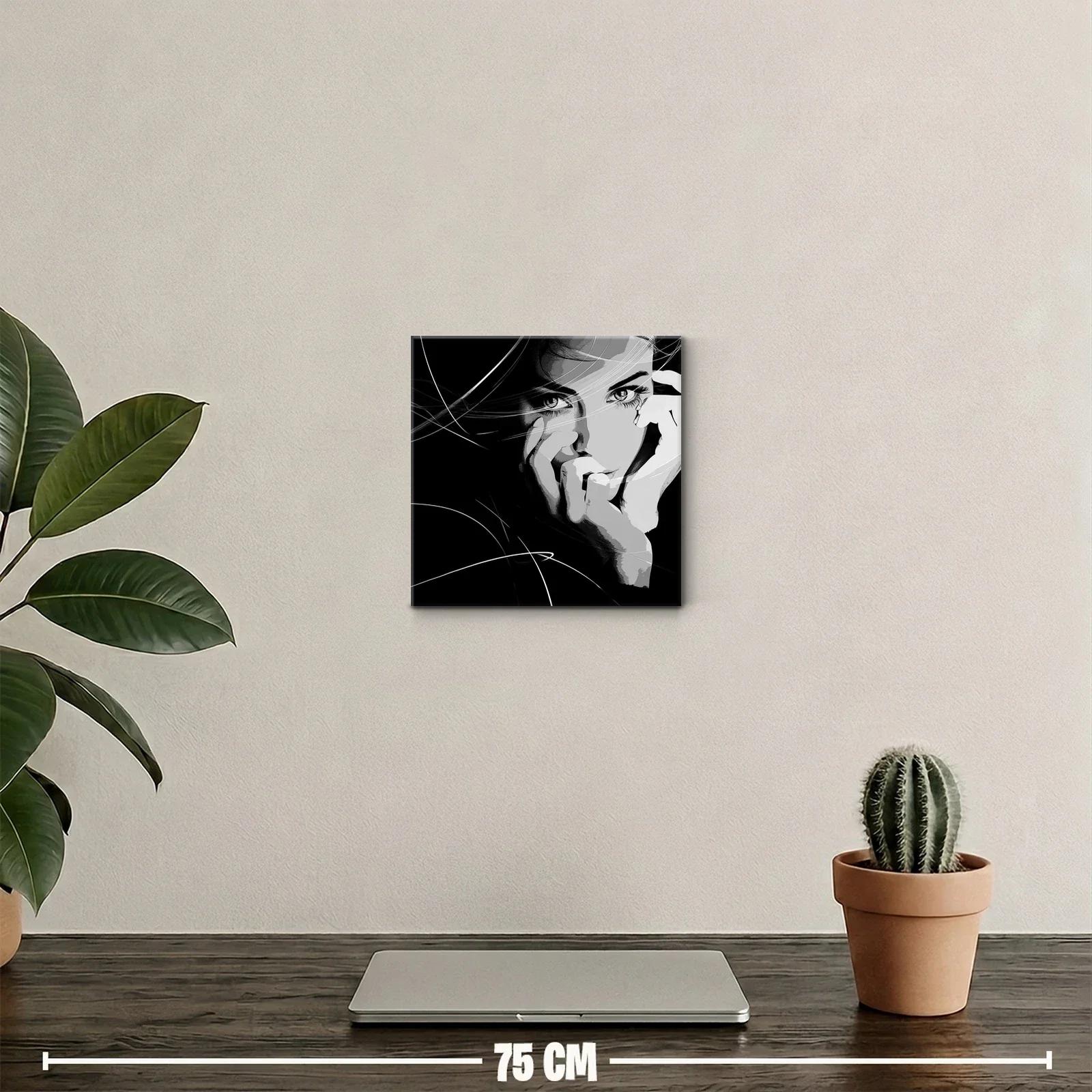 Retrato femenino en blanco y negro con expresión intensa — miniatura 2