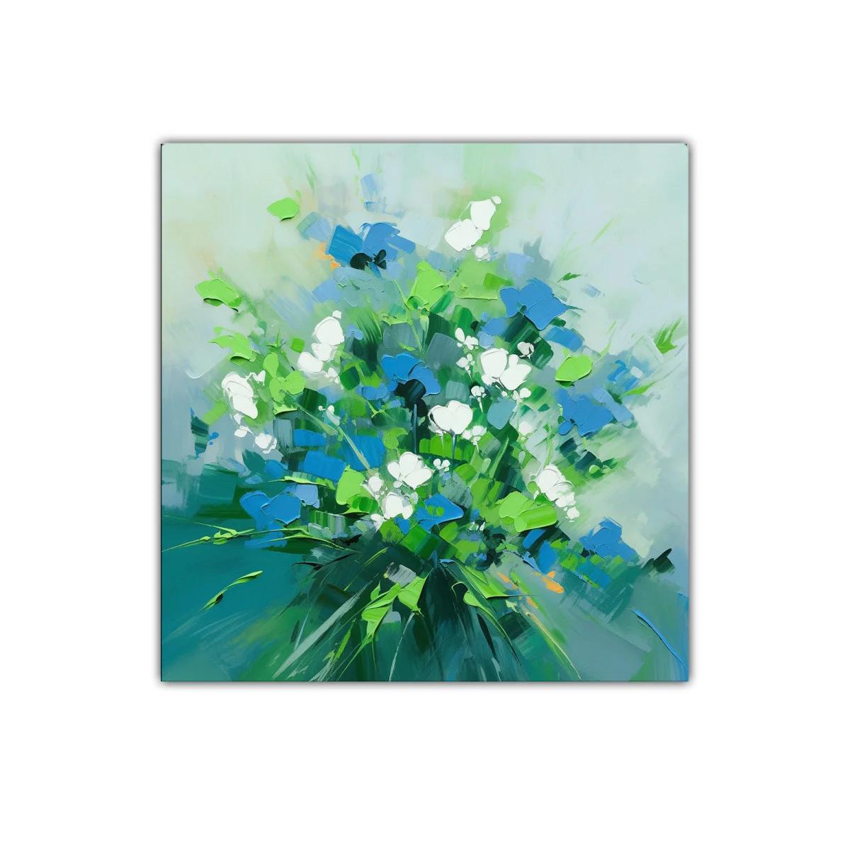 Bouquet vibrante con flores azules y blancas sobre fondo suave — imagen principal