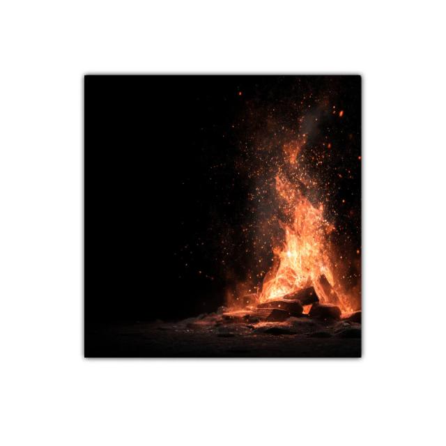 Llama vibrante con chispas en fondo oscuro