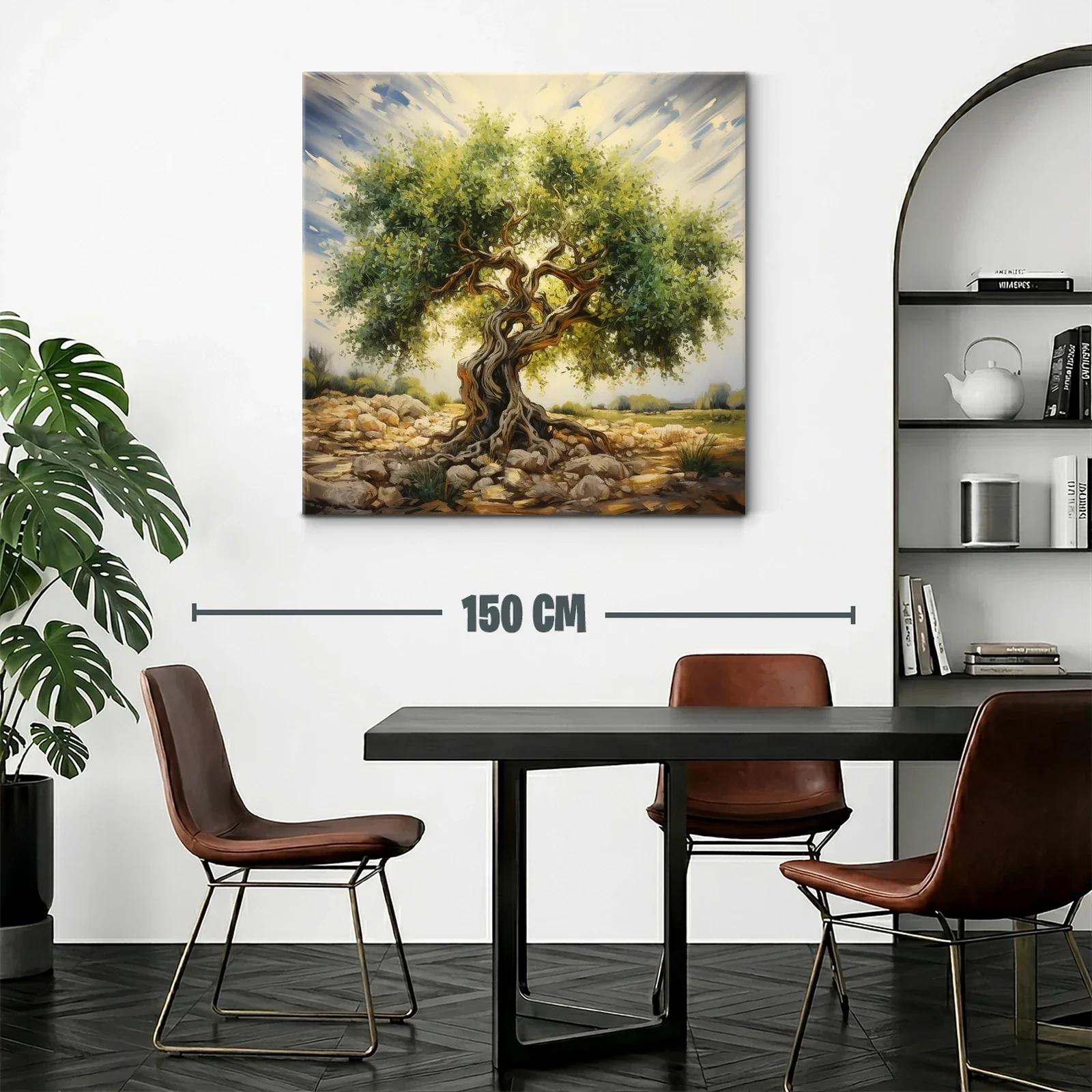 Árbol antiguo con ramas retorcidas y follaje exuberante — miniatura 2