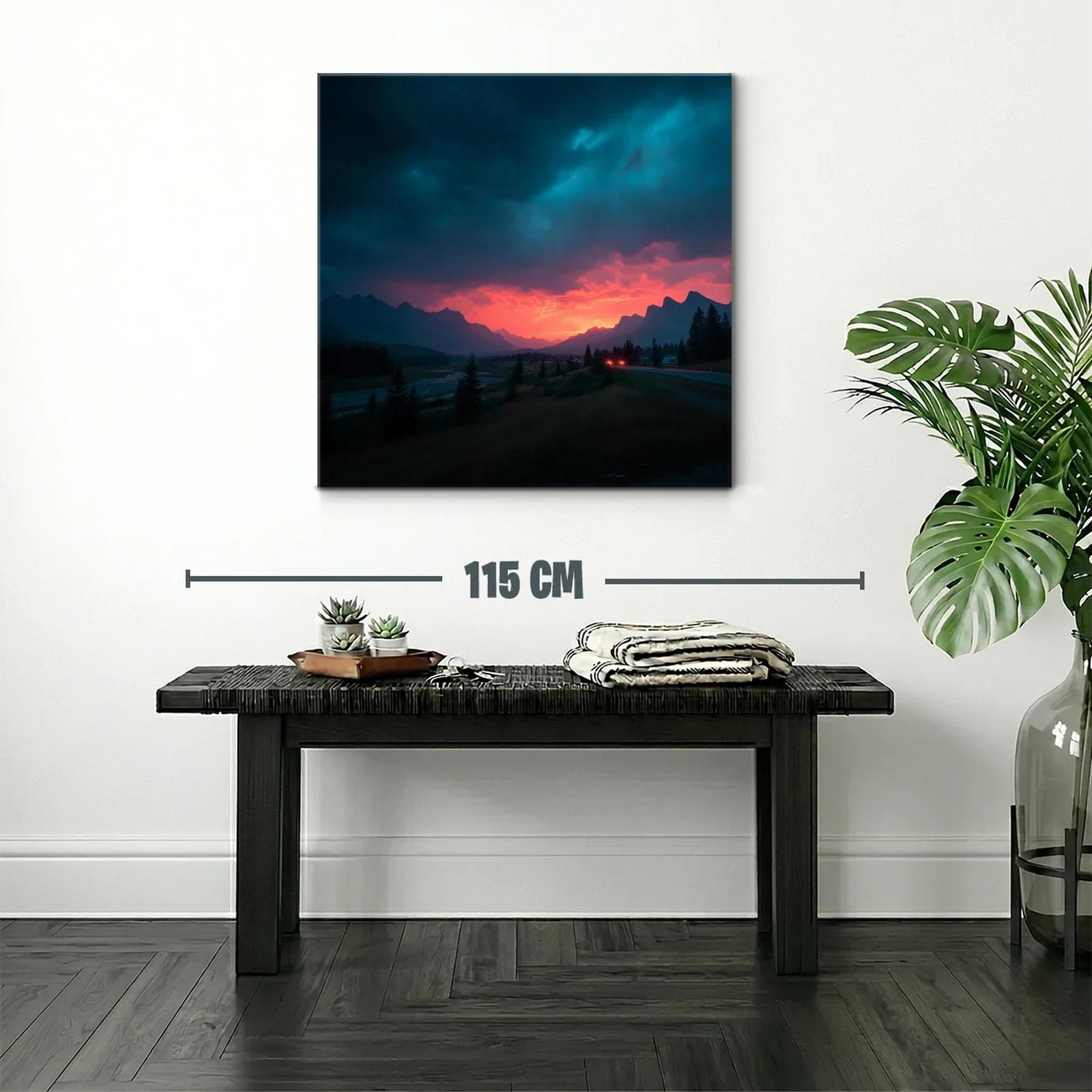 Atardecer dramático en paisaje montañoso y bosque — miniatura 2