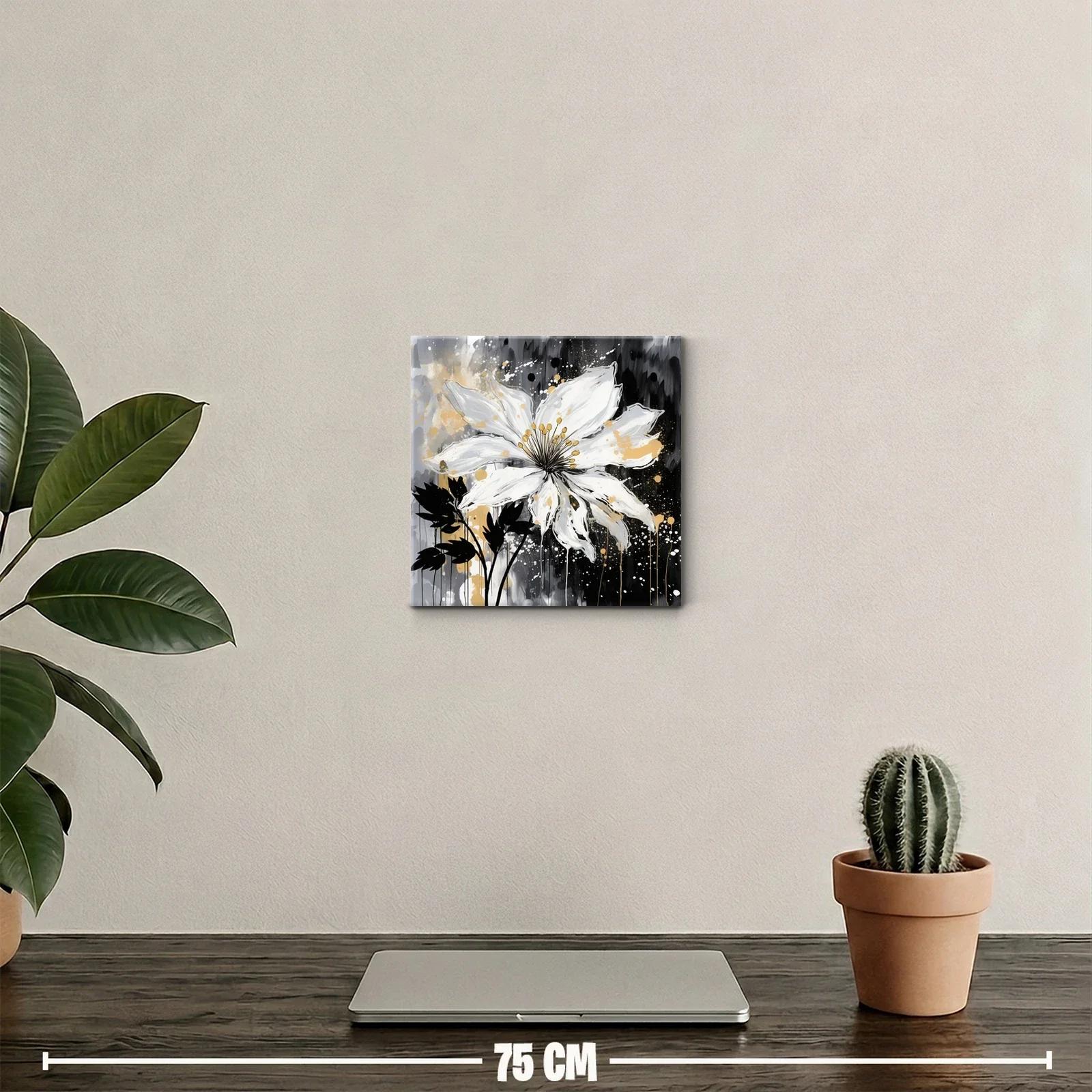 Flor blanca con detalles dorados sobre fondo oscuro — miniatura 2
