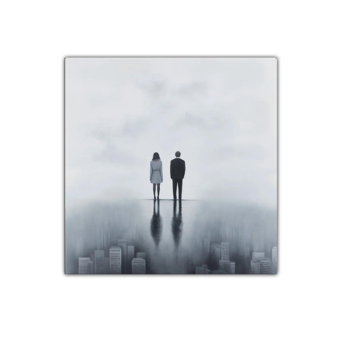 Figura contemplativa sobre ciudad nebulosa en tonos grises