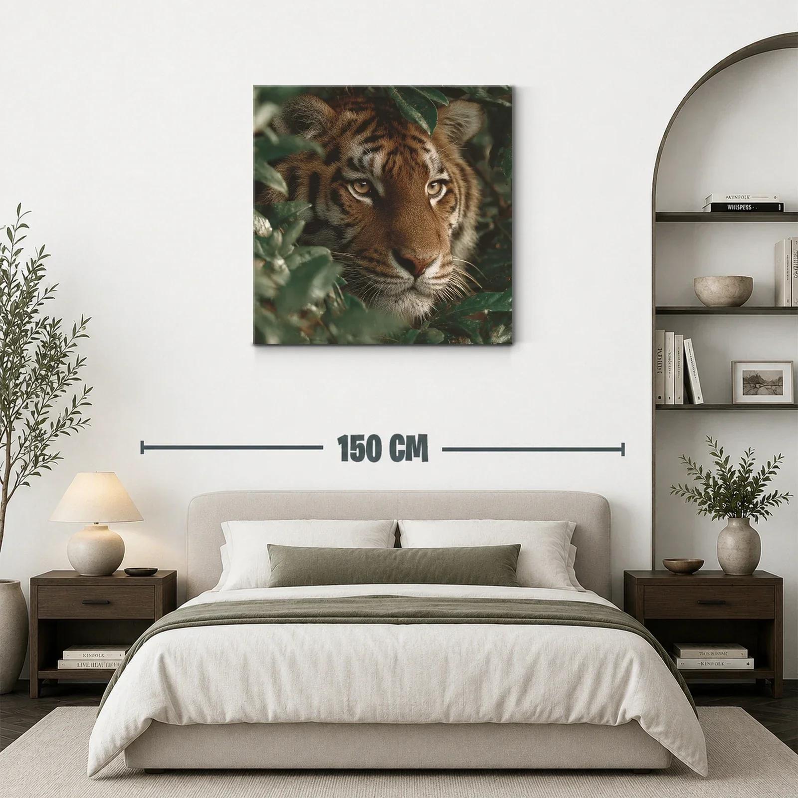 Mirada intensa de tigre entre follaje verde — miniatura 3