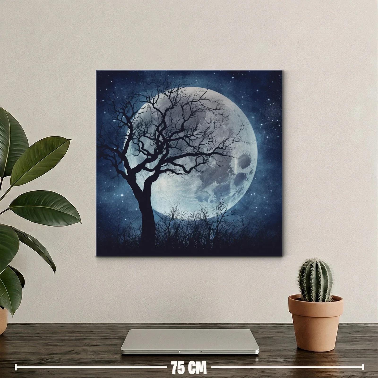 Luna llena iluminando árbol desnudo y cielo estrellado — miniatura 2
