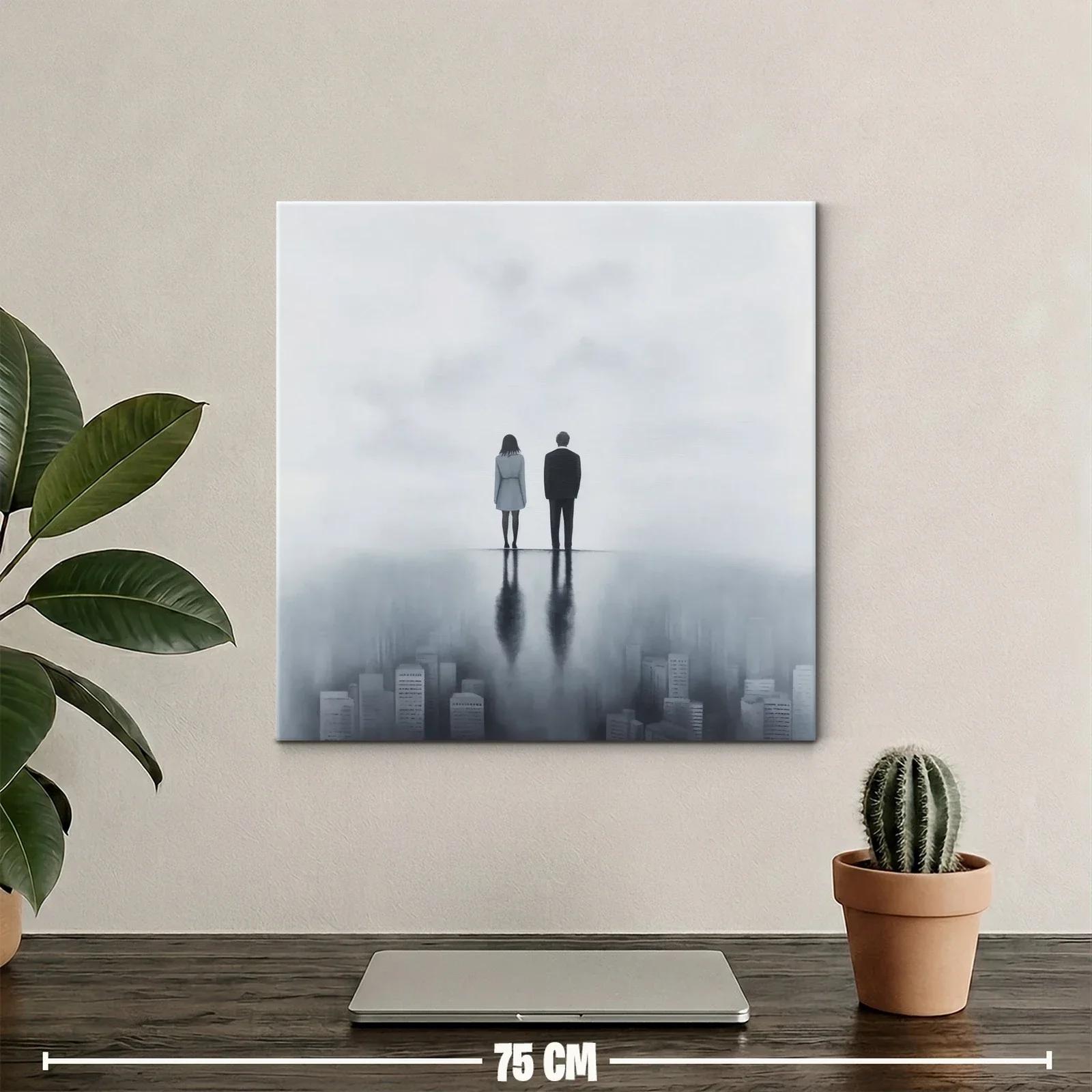 Figura contemplativa sobre ciudad nebulosa en tonos grises — miniatura 2