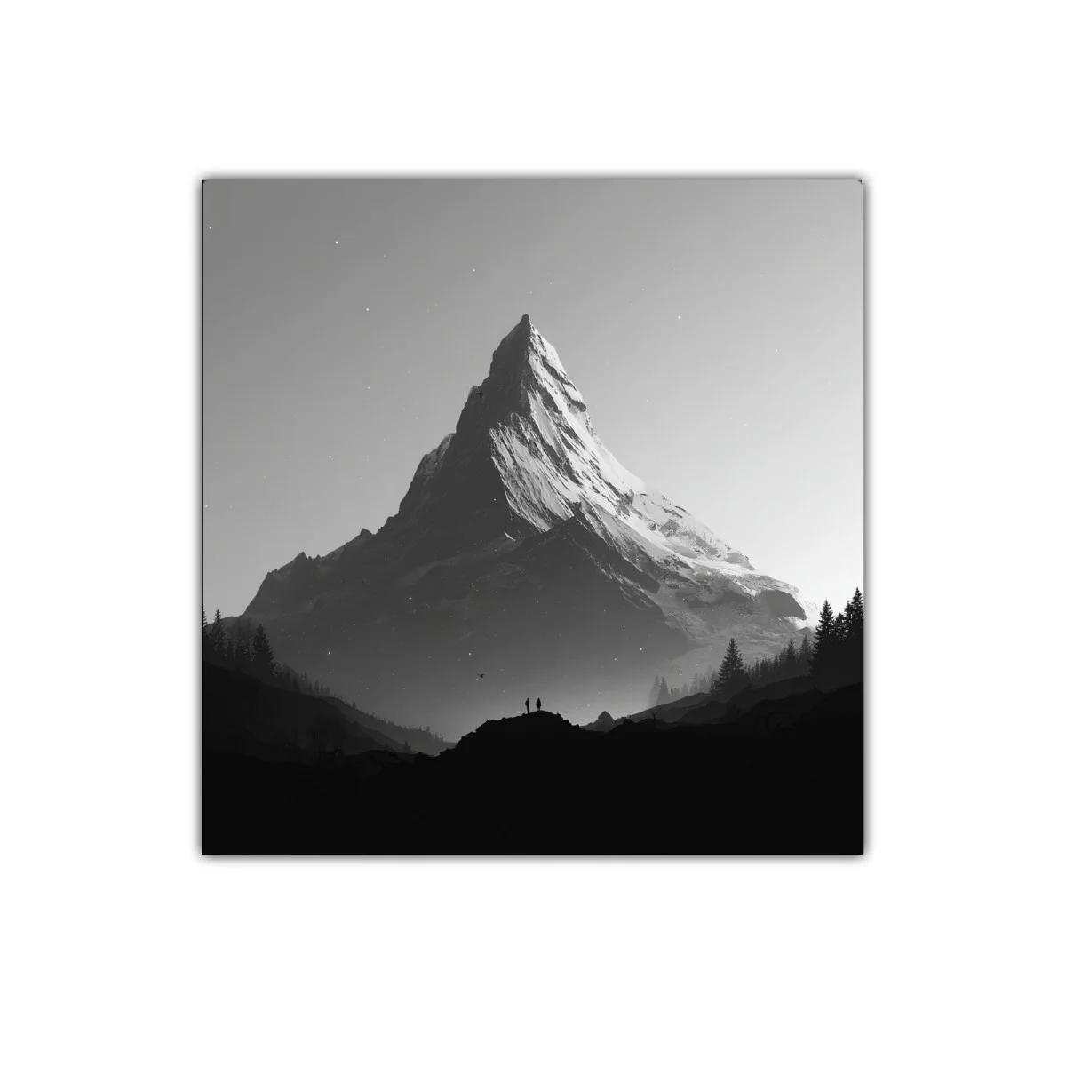 Montaña imponente con siluetas en paisaje nevado atemporal — imagen principal