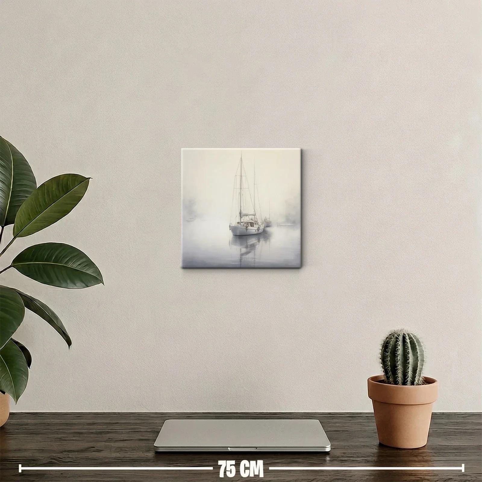 Velero en calma entre niebla matutina sutil — miniatura 2