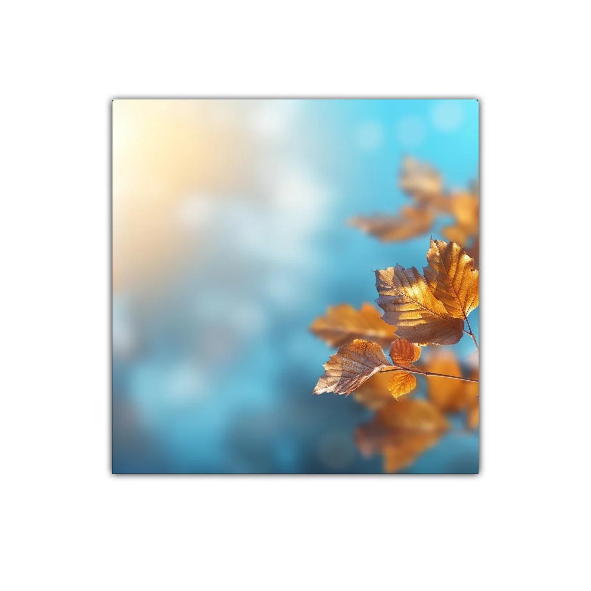 Hojas otoñales con fondo difuminado azul y luz cálida
