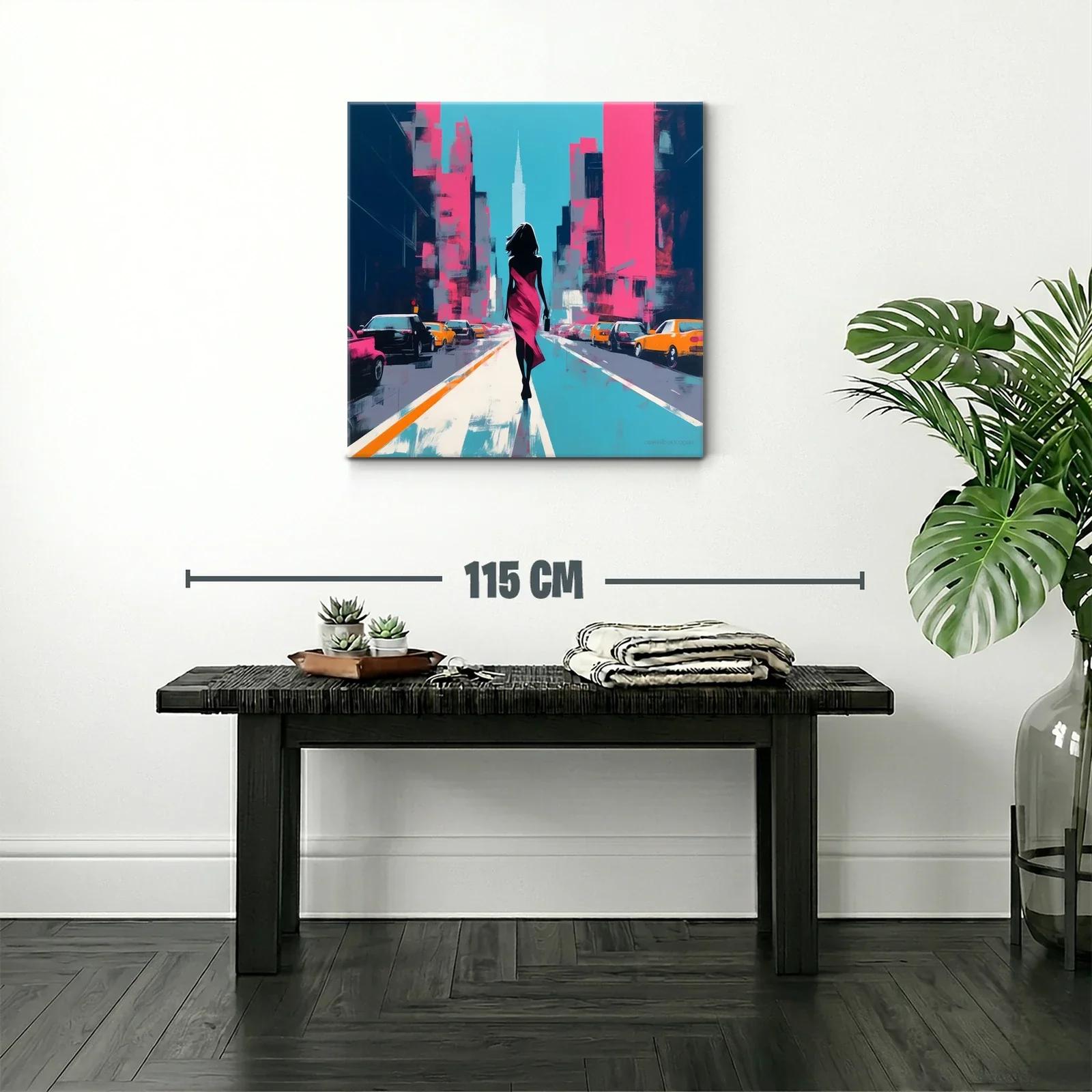 Mujer en vestido fucsia caminando por ciudad vibrante — miniatura 2