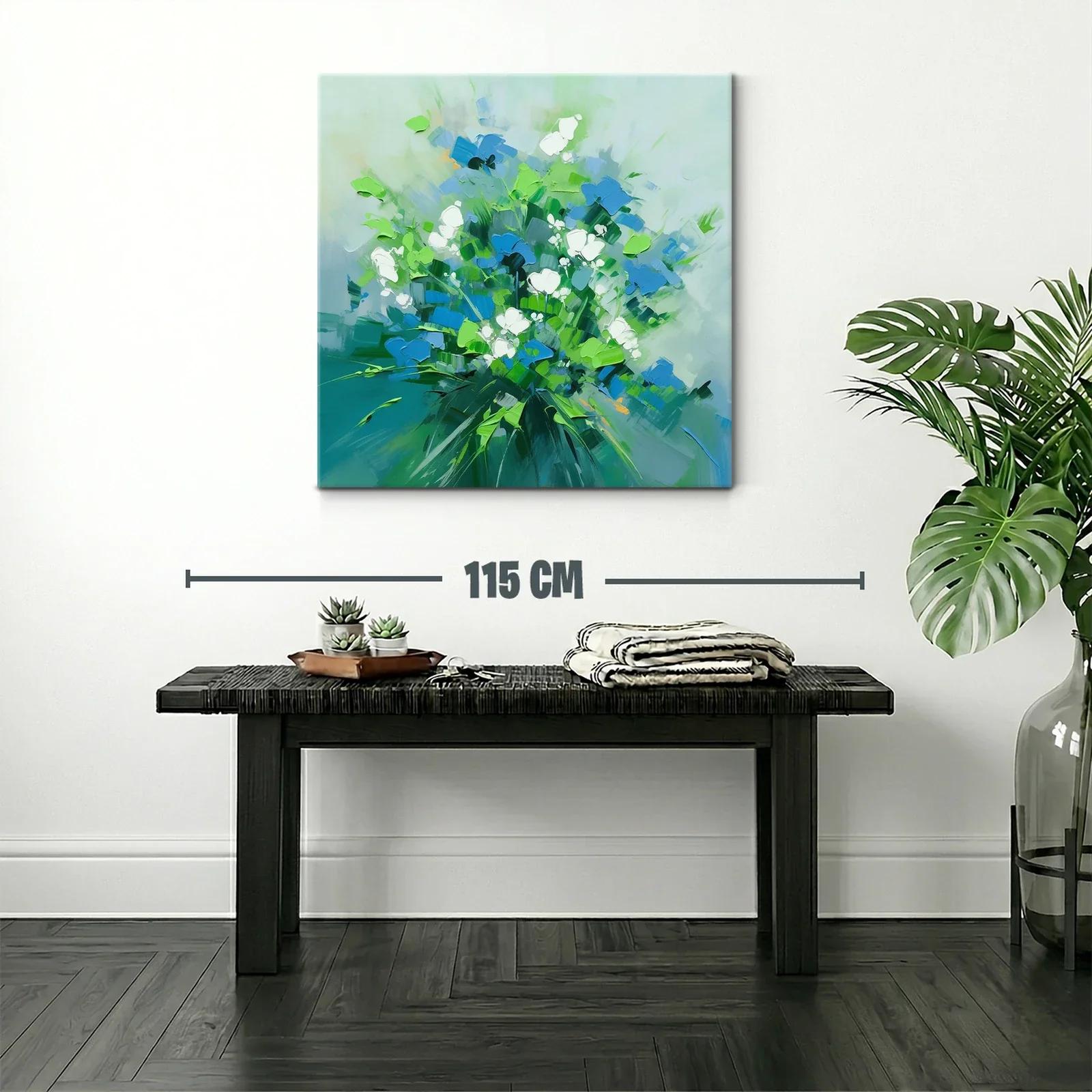 Bouquet vibrante con flores azules y blancas sobre fondo suave — miniatura 2