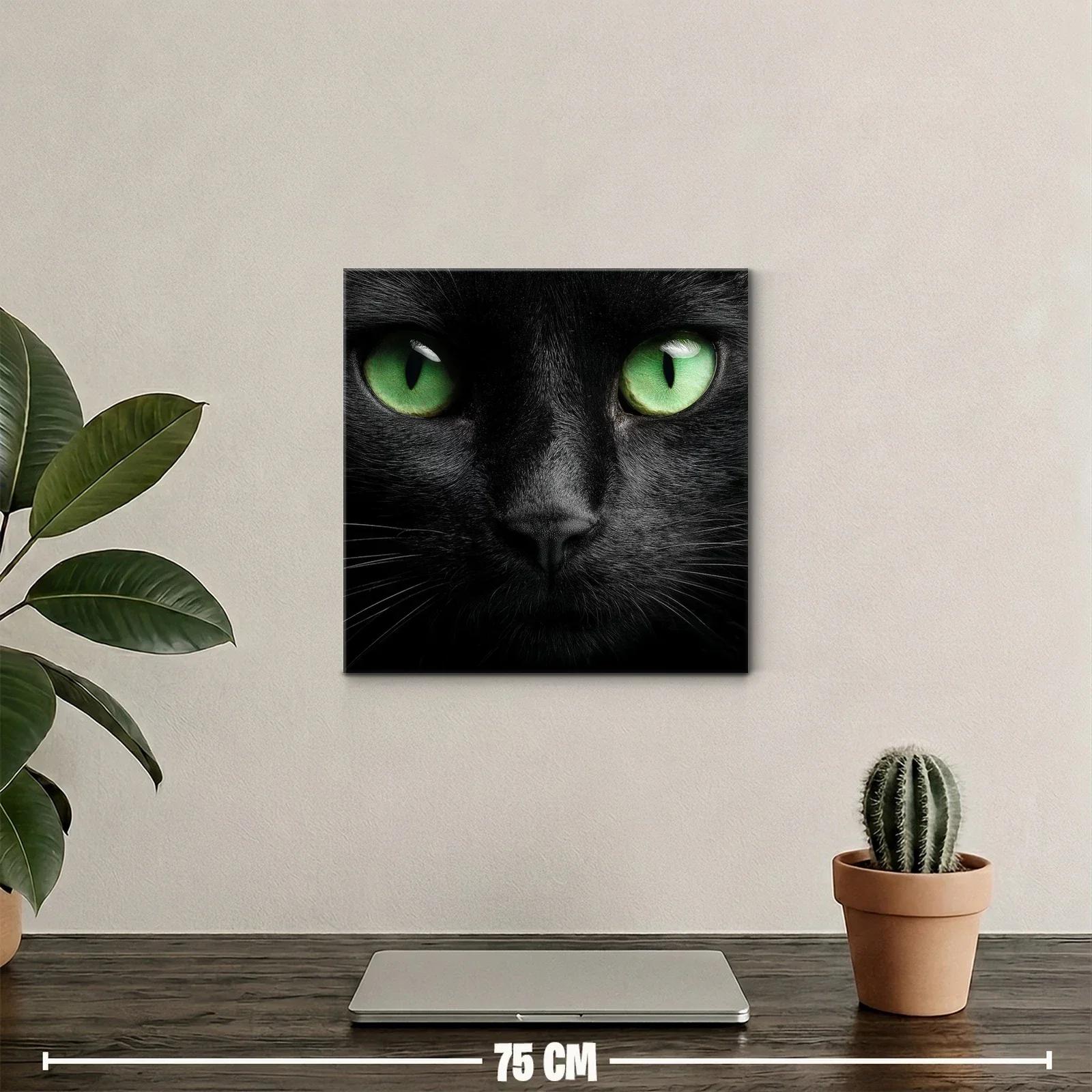Impactante rostro de gato negro con ojos verdes intensos — miniatura 2