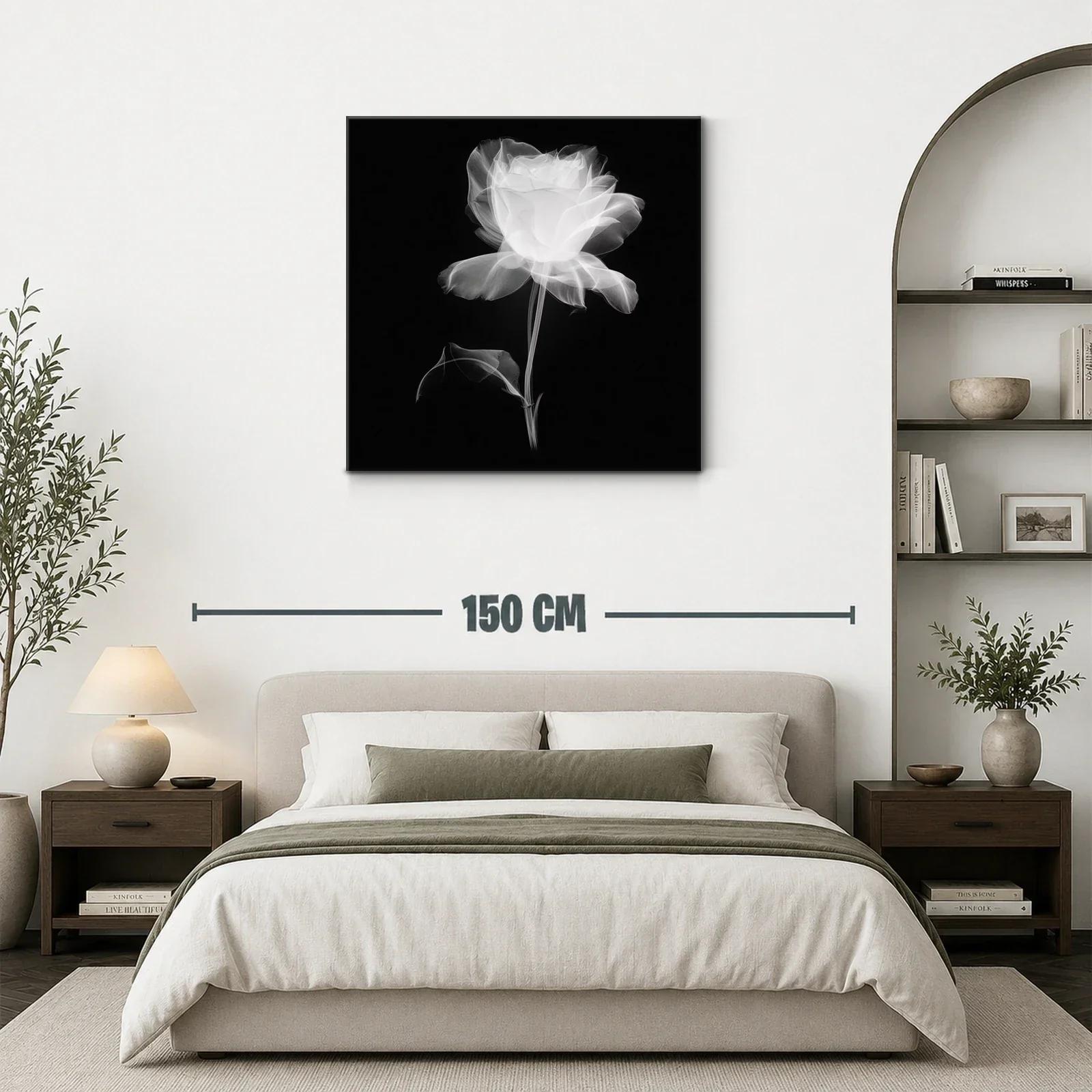 Rosa blanca etérea sobre fondo oscuro — miniatura 3