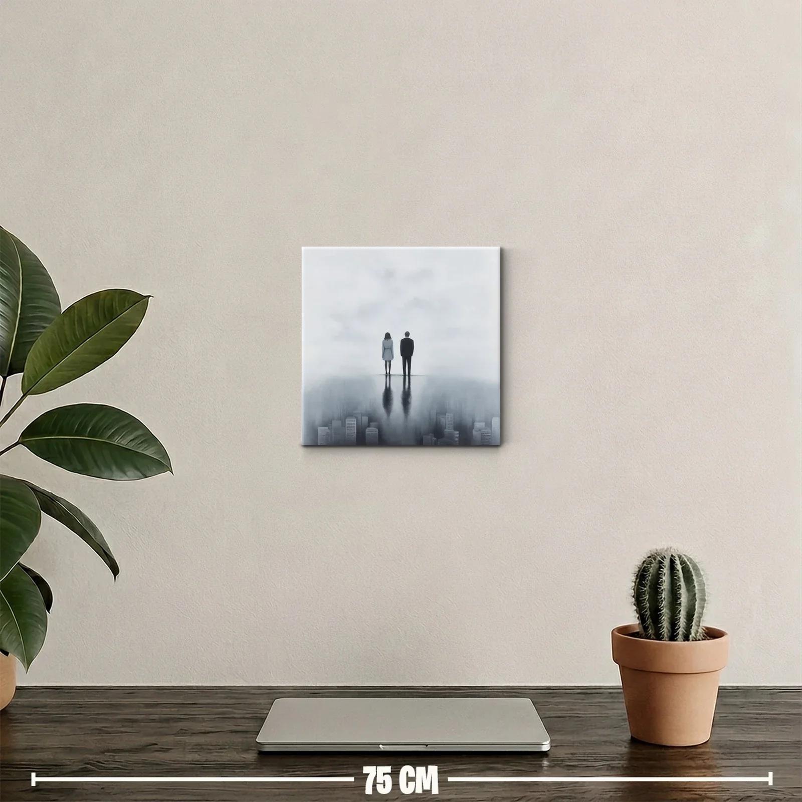 Figura contemplativa sobre ciudad nebulosa en tonos grises — miniatura 2