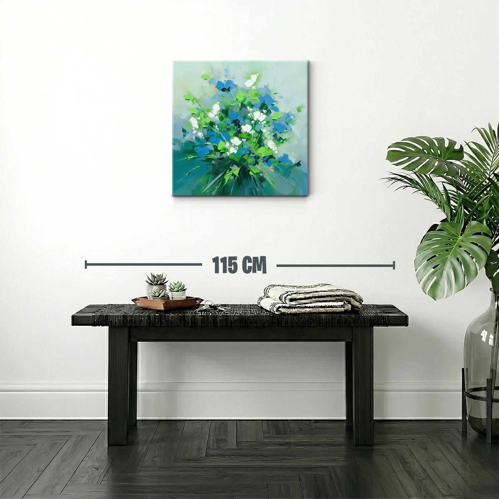 Bouquet vibrante con flores azules y blancas sobre fondo suave — miniatura 2