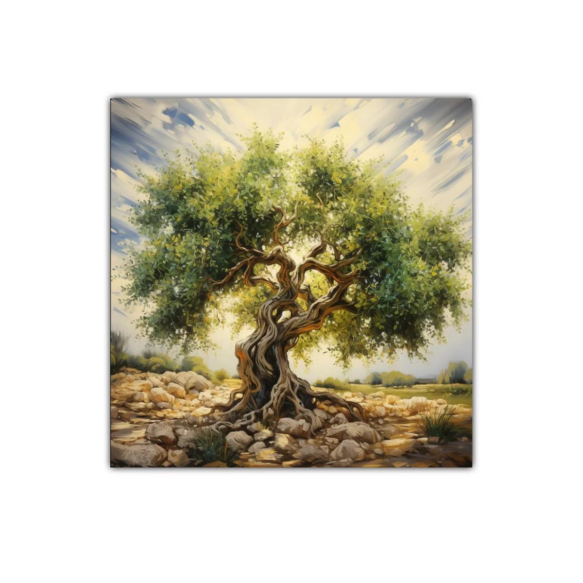 Árbol antiguo con ramas retorcidas y follaje exuberante — miniatura 1