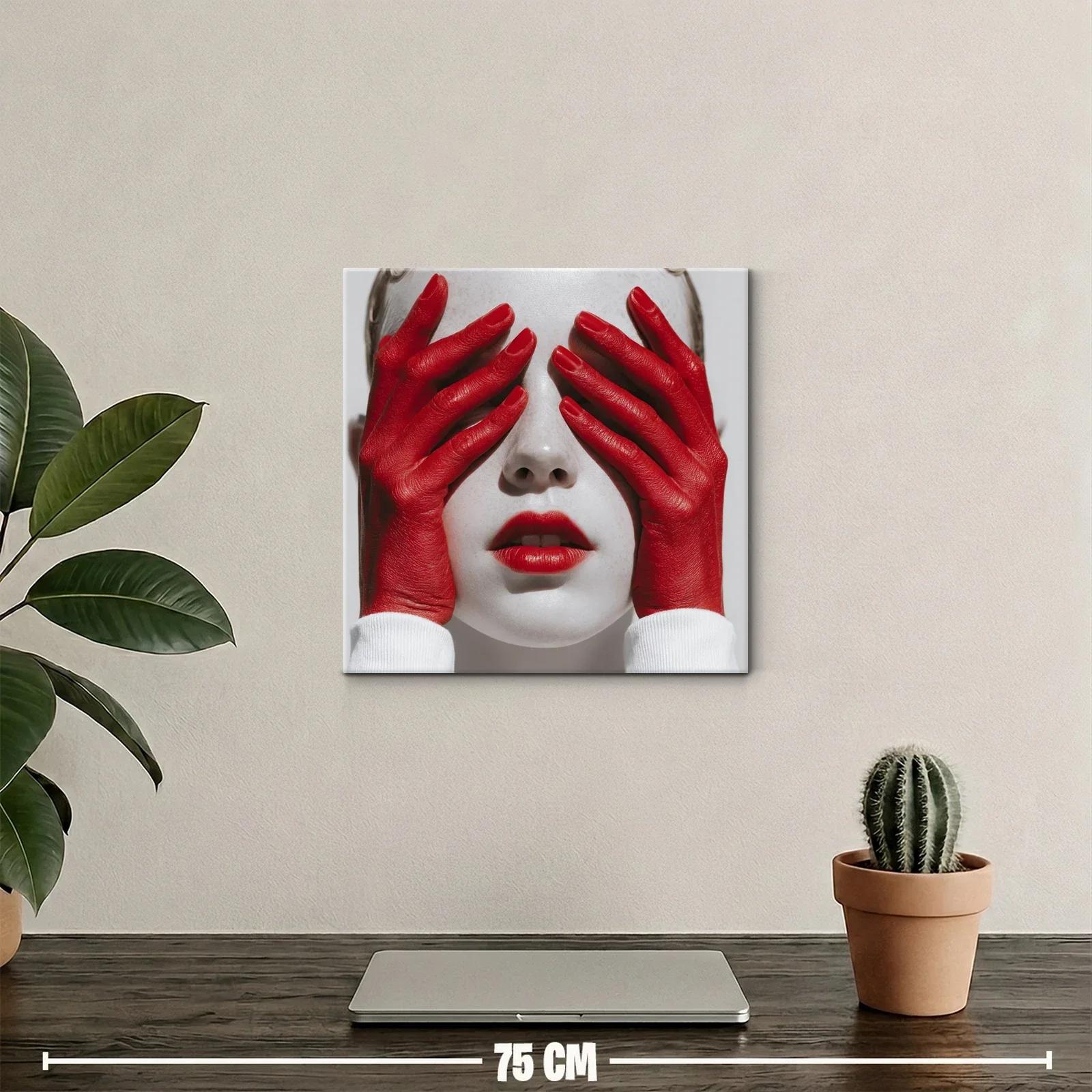 Impactante expresión con manos rojas sobre rostro pálido — miniatura 2