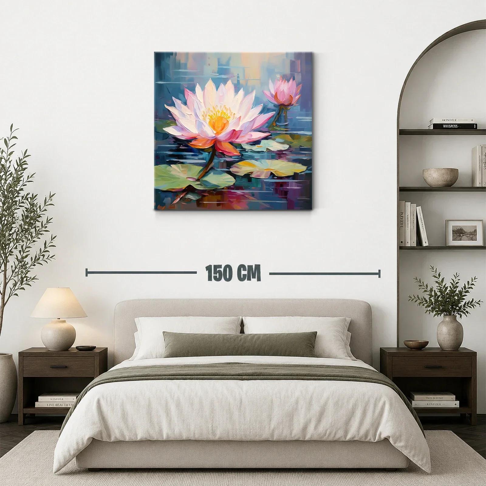 Flores de loto con pétalos vibrantes sobre el agua tranquila — miniatura 3