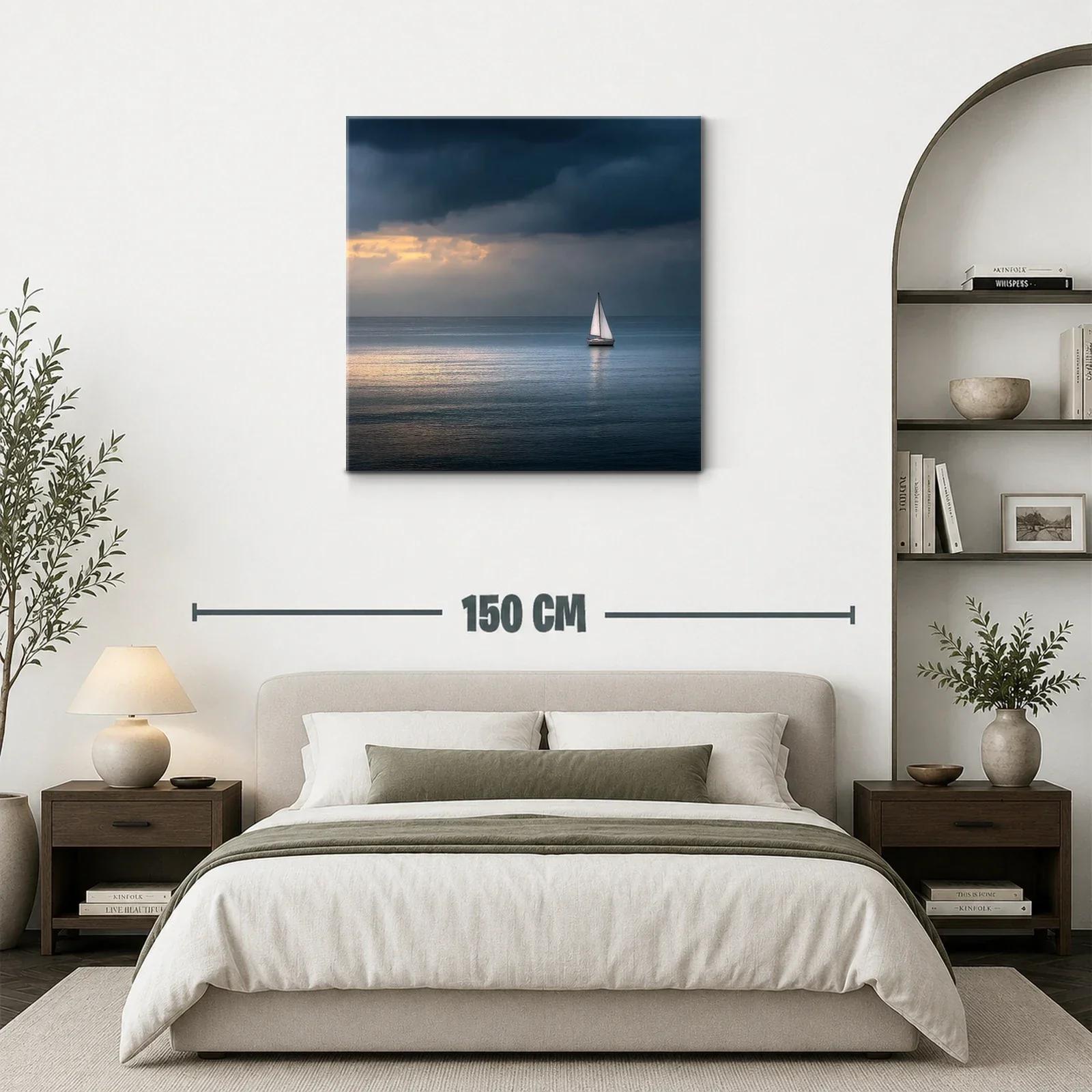 Velero solitario en mar tranquilo al atardecer — miniatura 3