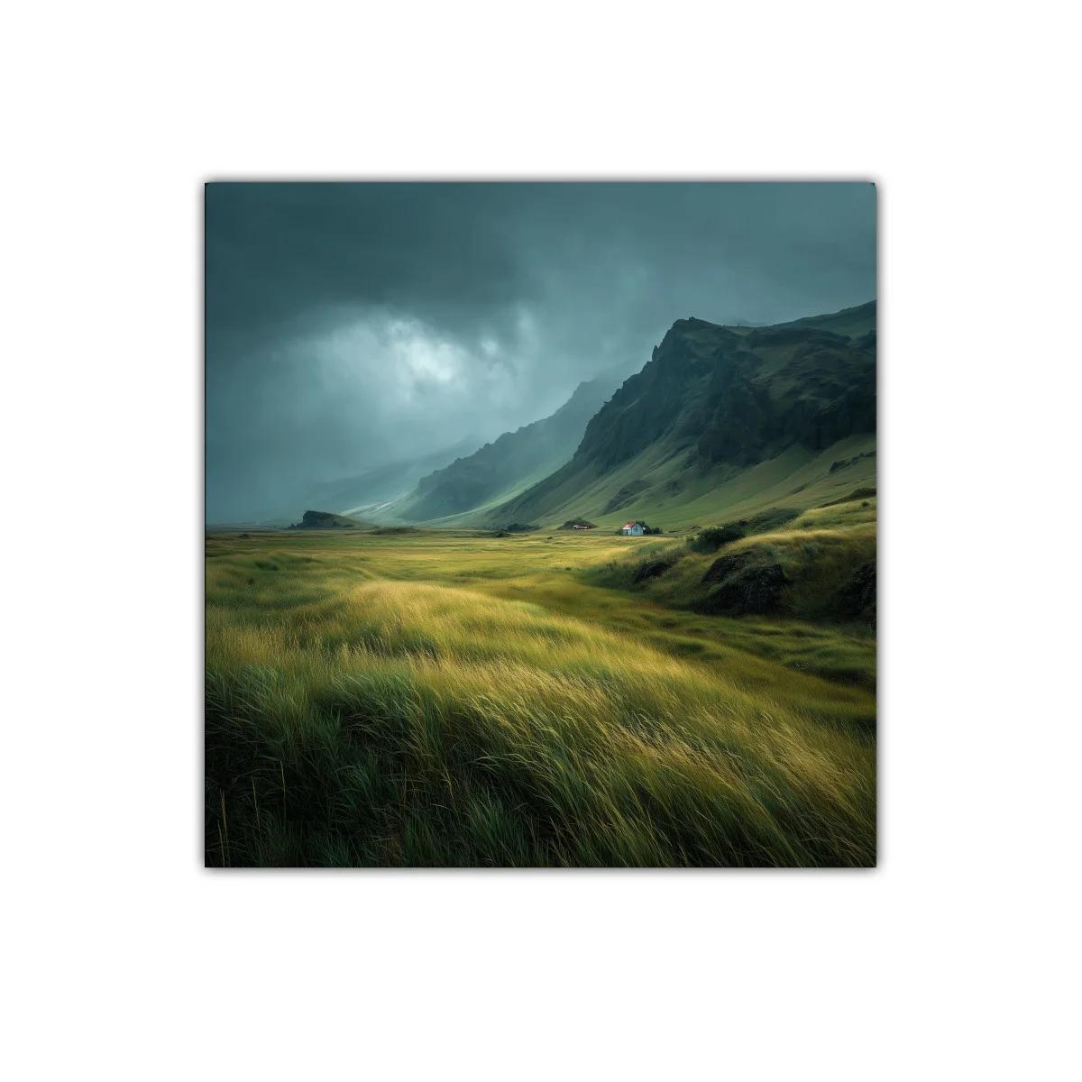 Paisaje sereno con colinas y casa roja en campos verdes — miniatura 1