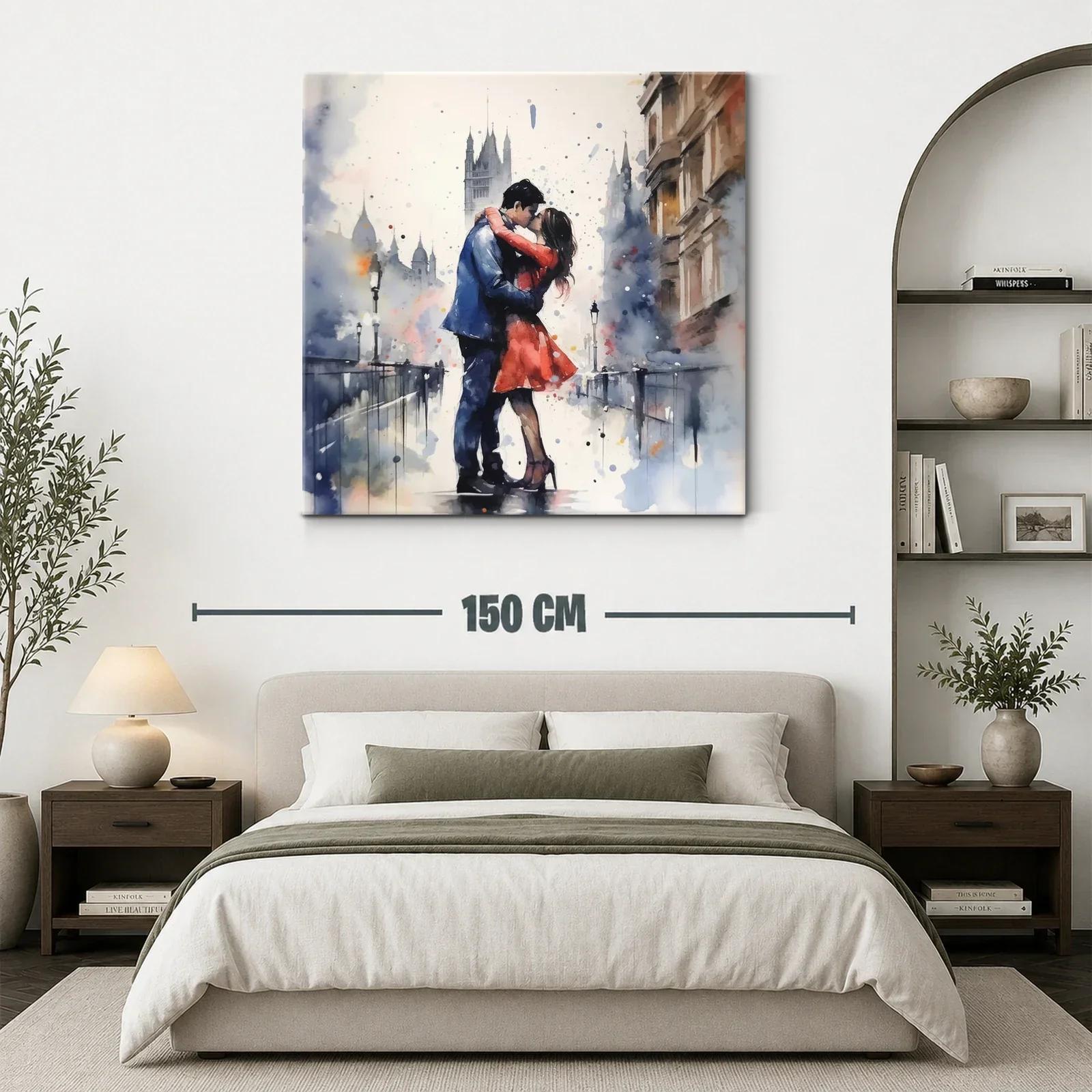 Romántico abrazo en la ciudad entre luces y sombras — miniatura 3