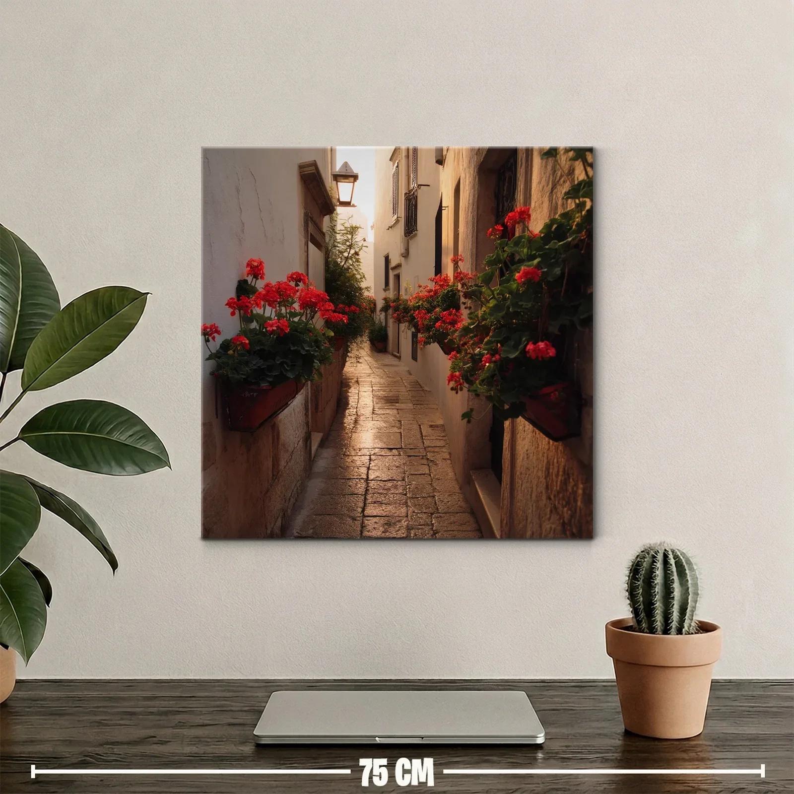 Callejón Mediterráneo con Flores Rojas en Atardecer Cálido — miniatura 2