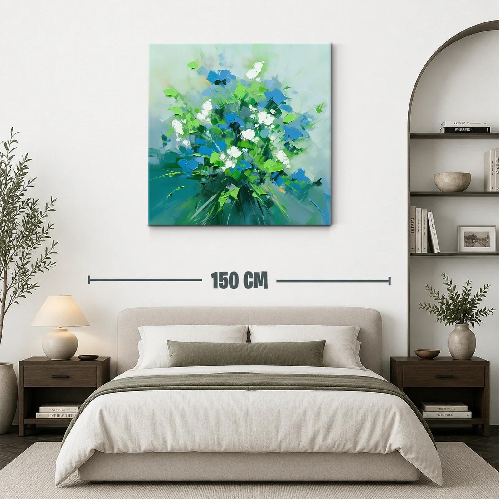 Bouquet vibrante con flores azules y blancas sobre fondo suave — miniatura 3