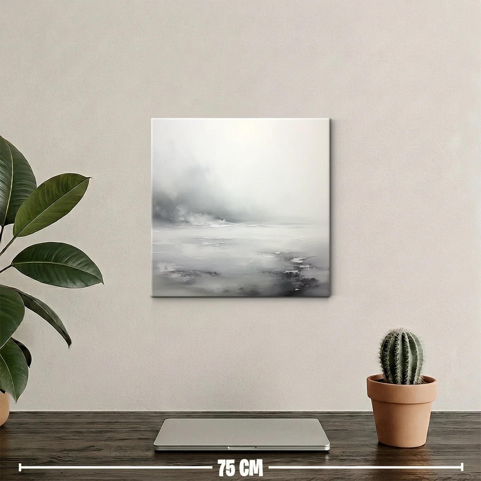 Paisaje nebuloso en tonos grises y blancos suaves — miniatura 2