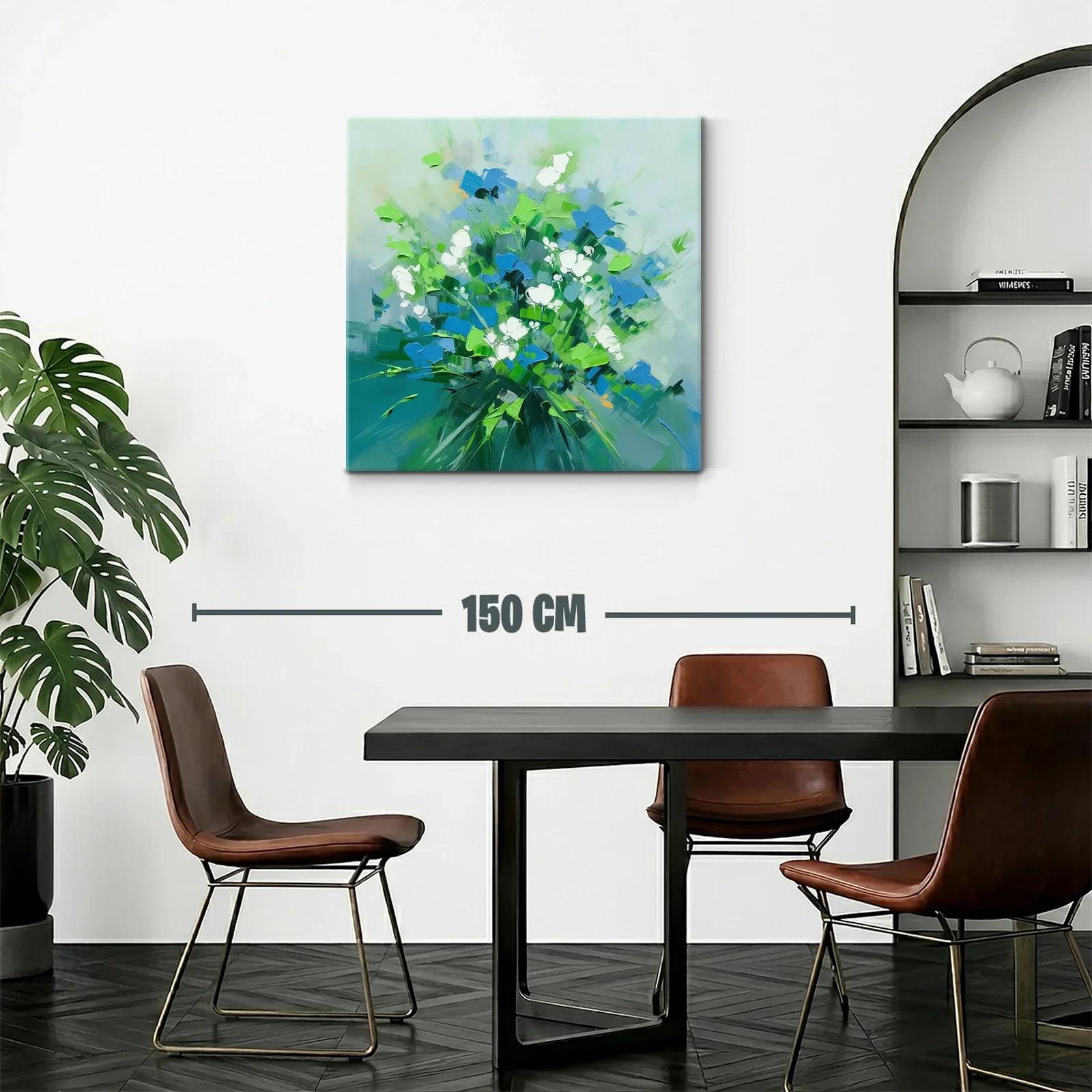 Bouquet vibrante con flores azules y blancas sobre fondo suave — miniatura 2