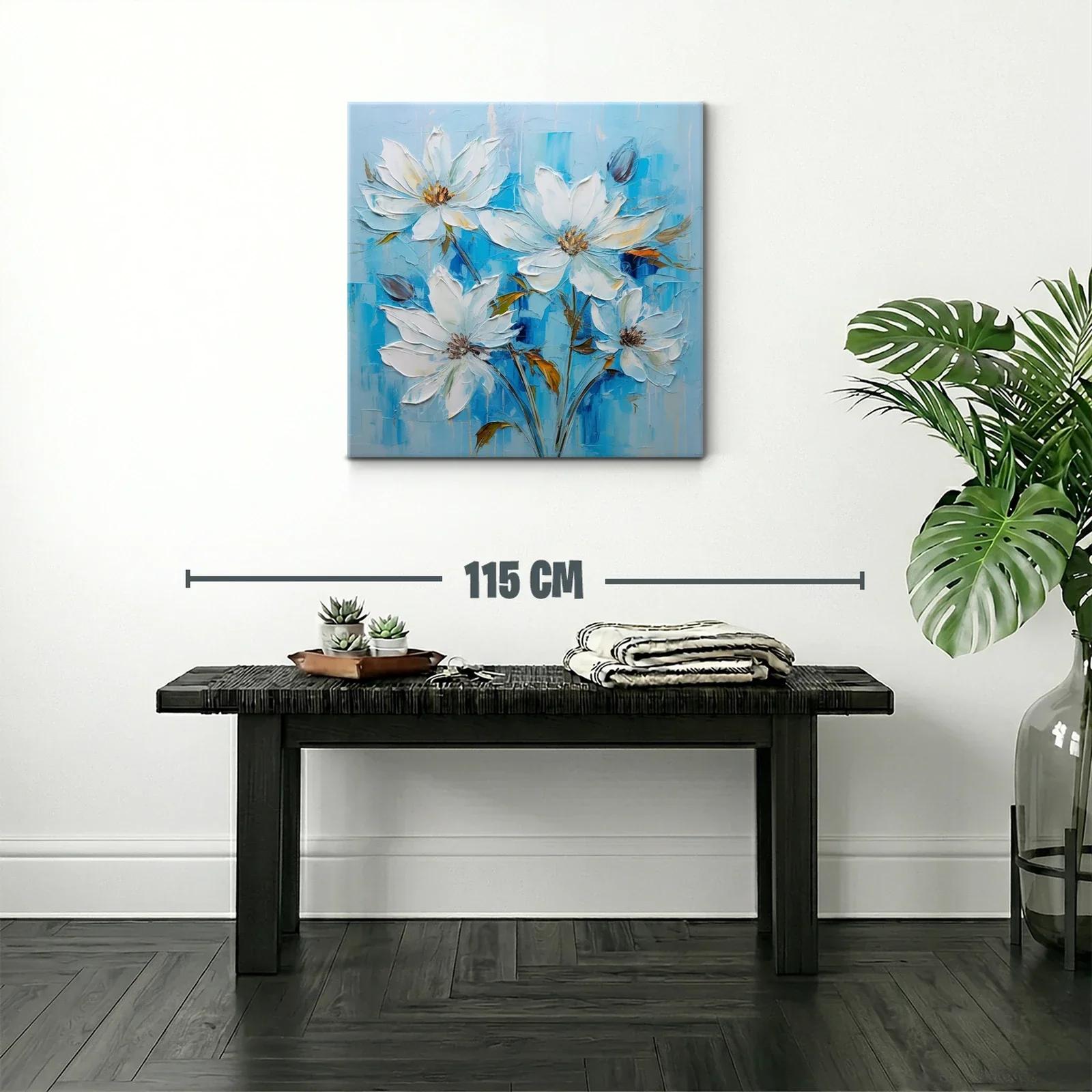 Flores blancas sobre fondo azul en delicada composición — miniatura 2